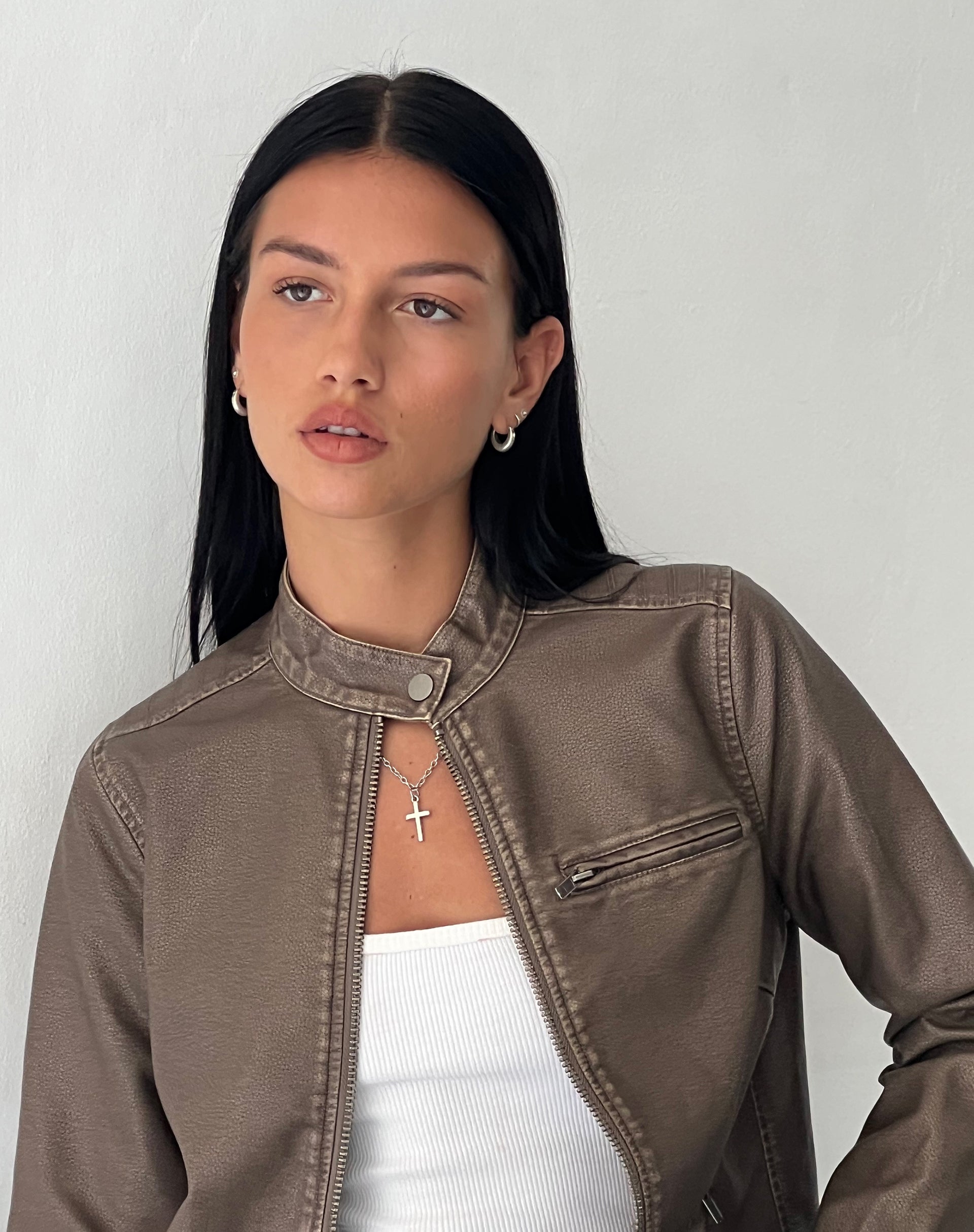 Immagine della giacca biker Mildred in PU Olive, con segni di usura