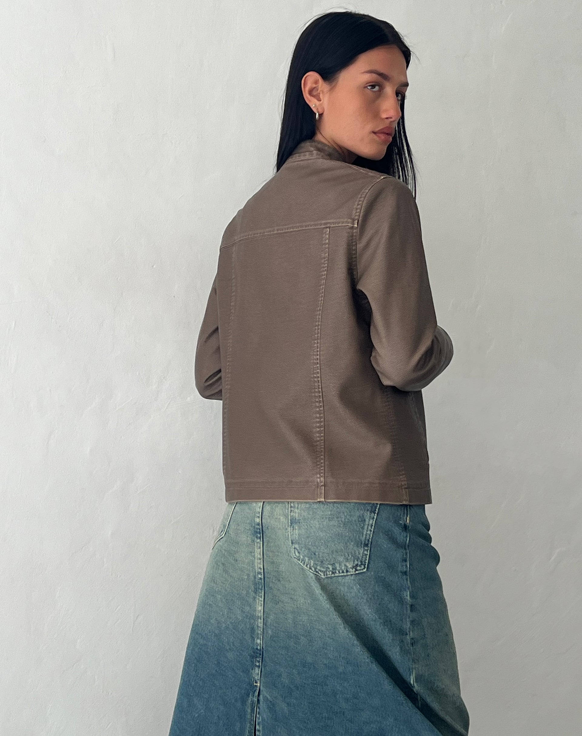 Immagine della giacca biker Mildred in PU Olive, con segni di usura