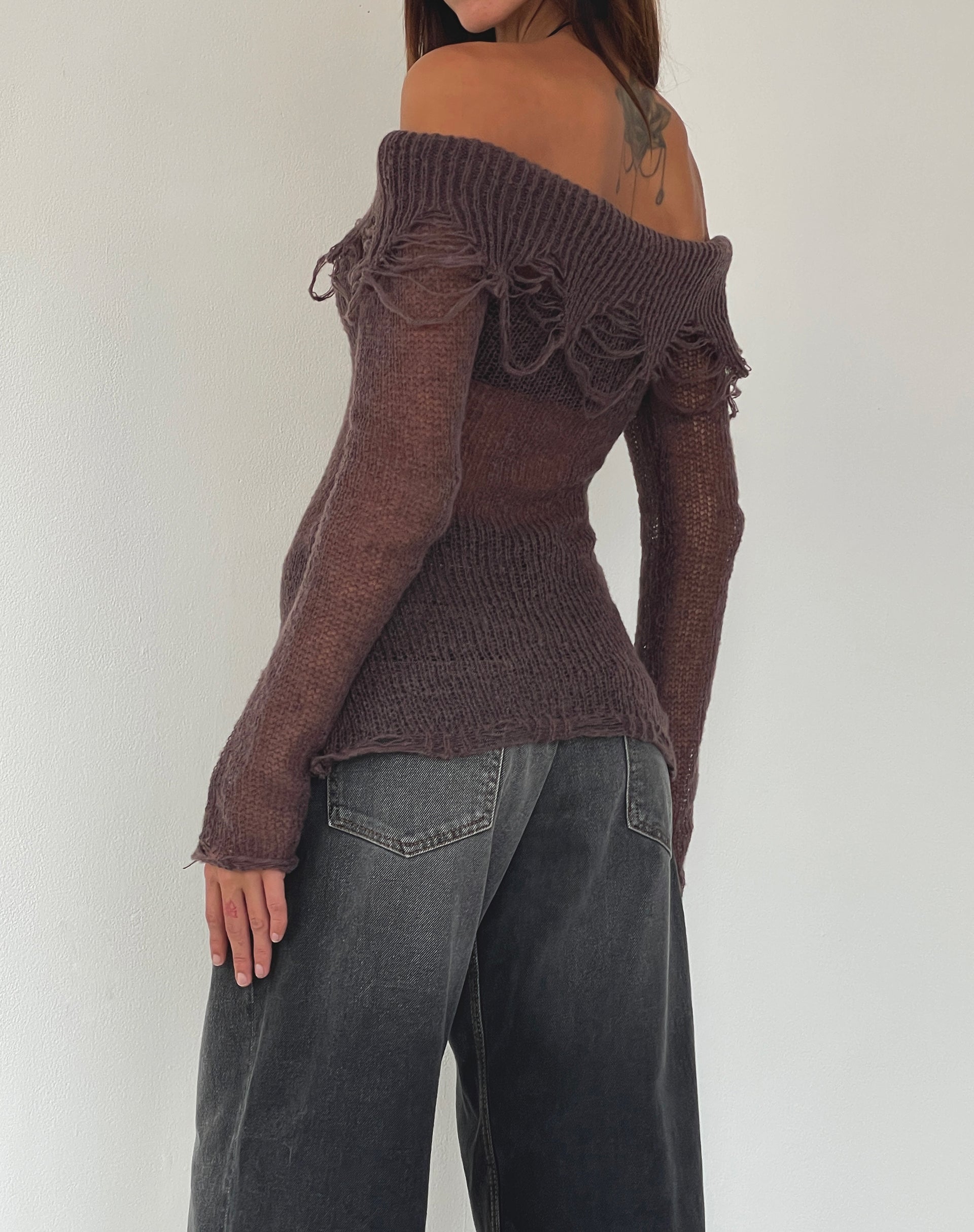 Immagine di Milena Distress Knit Long Sleeve Bardot Top in Maroon