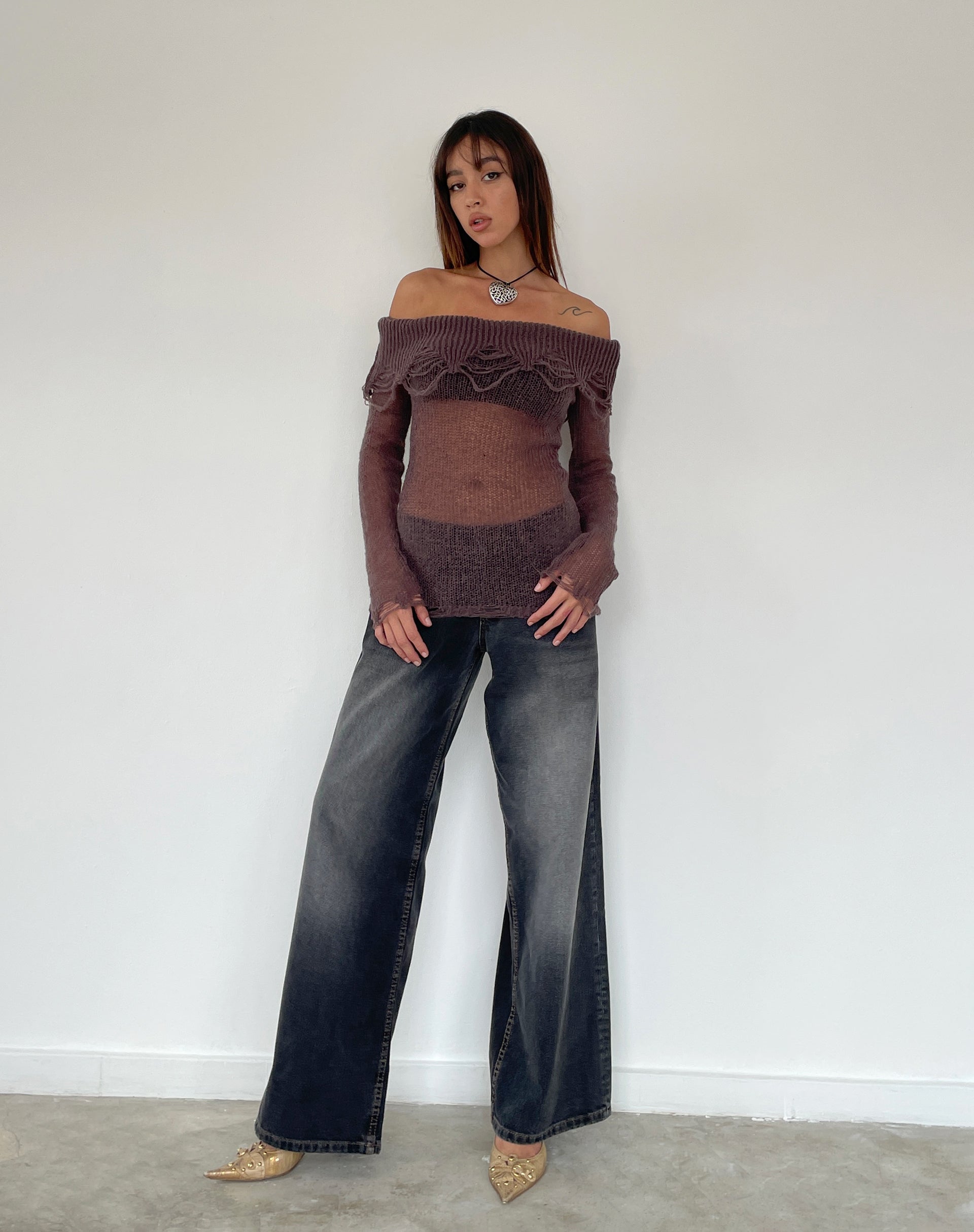 Immagine di Milena Distress Knit Long Sleeve Bardot Top in Maroon