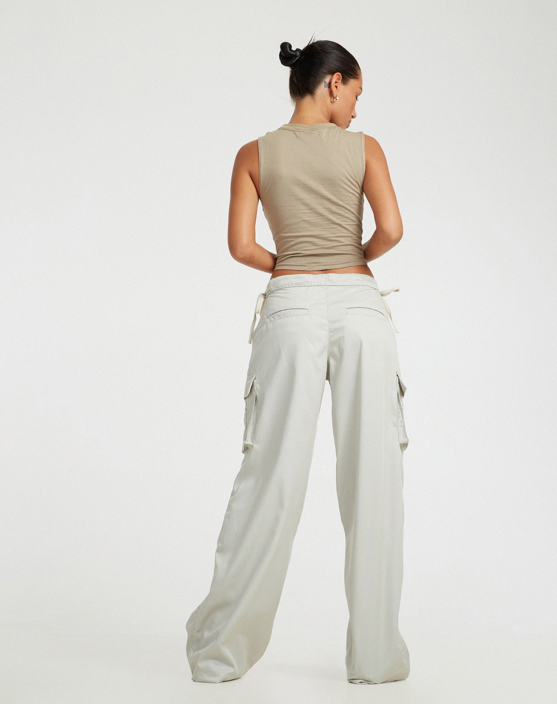 IMMAGINE DI Min Cutout Crop Top in London Fog