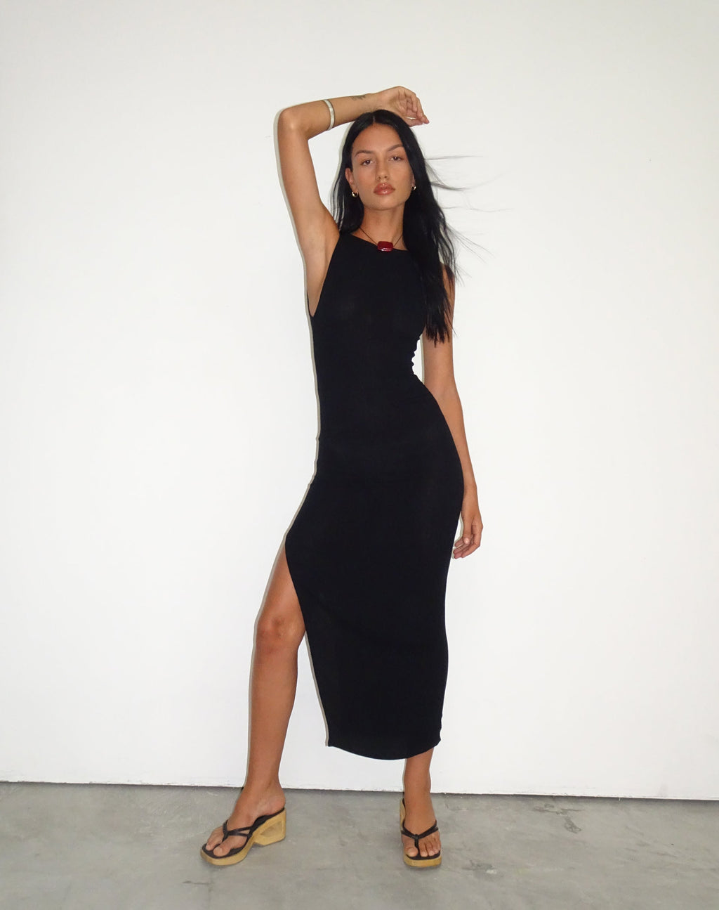 Minyo - Maxi abito con scollo a raggiera in nero stropicciato