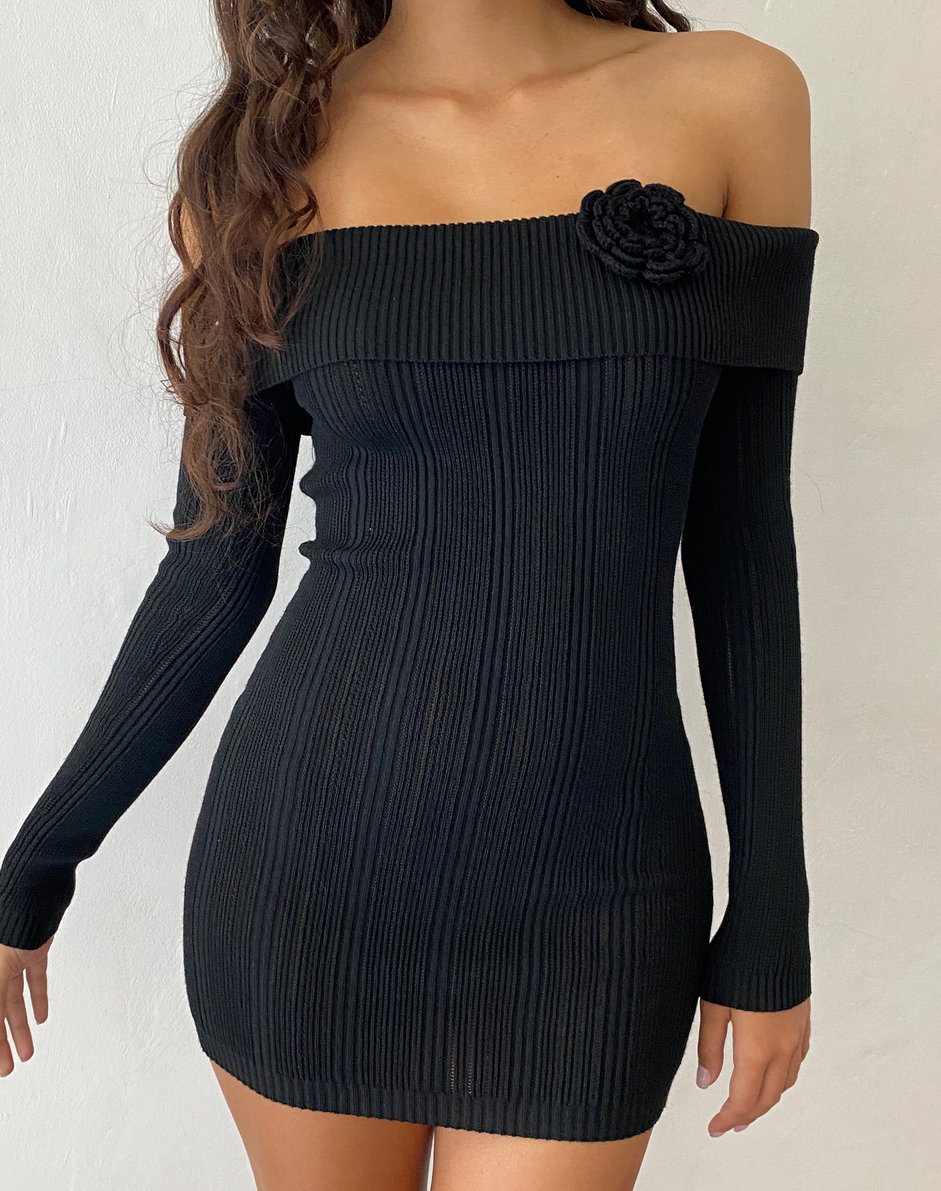 Immagine di Mirabel Mini abito Bardot in maglia nera con rosetta