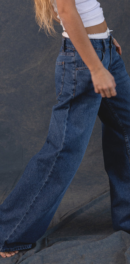 Immagine di Roomy Extra Wide Low Rise Jeans in Mid Blue Used