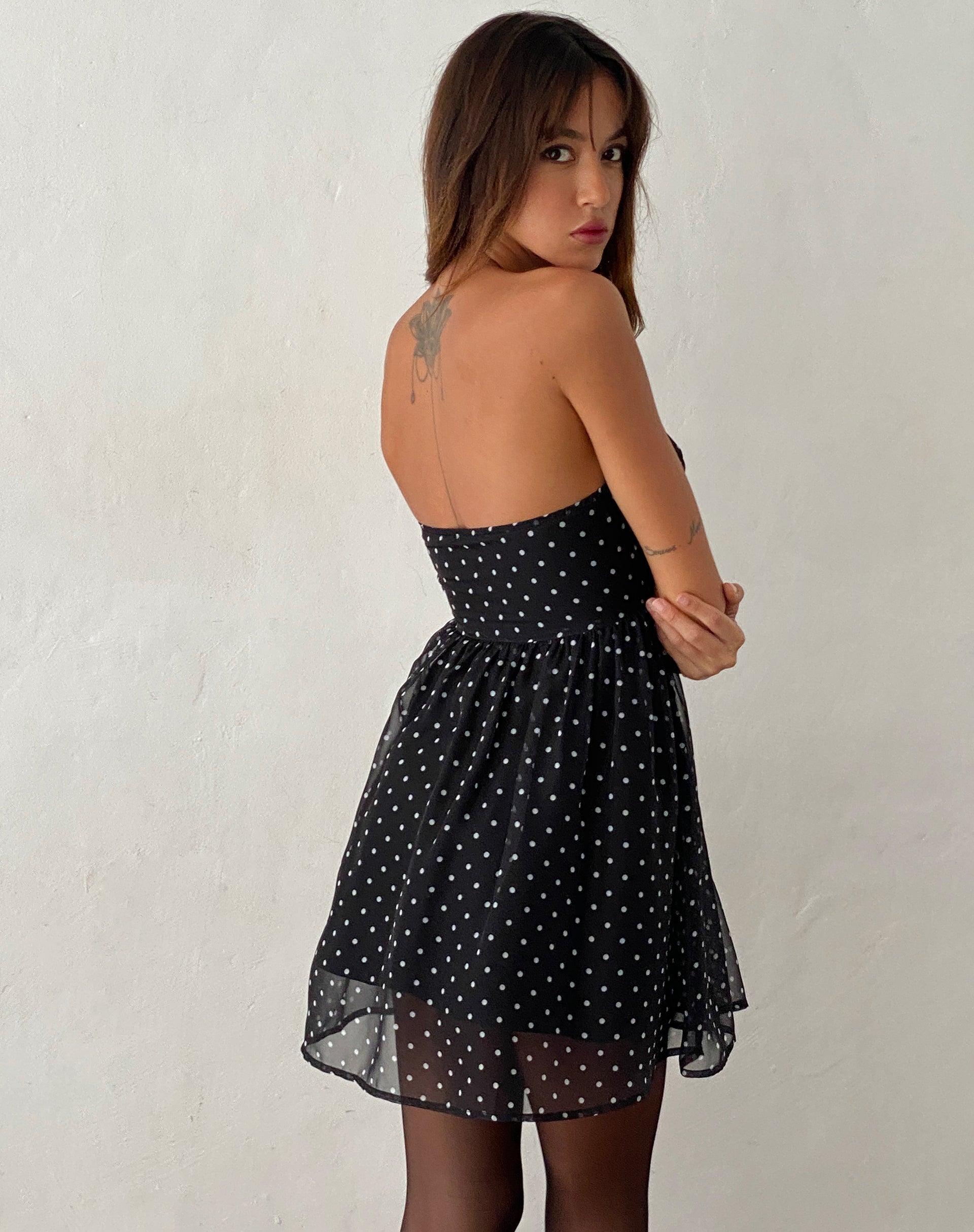 Immagine di Murni Mini Abito a Fascia in Chiffon Nero Polka