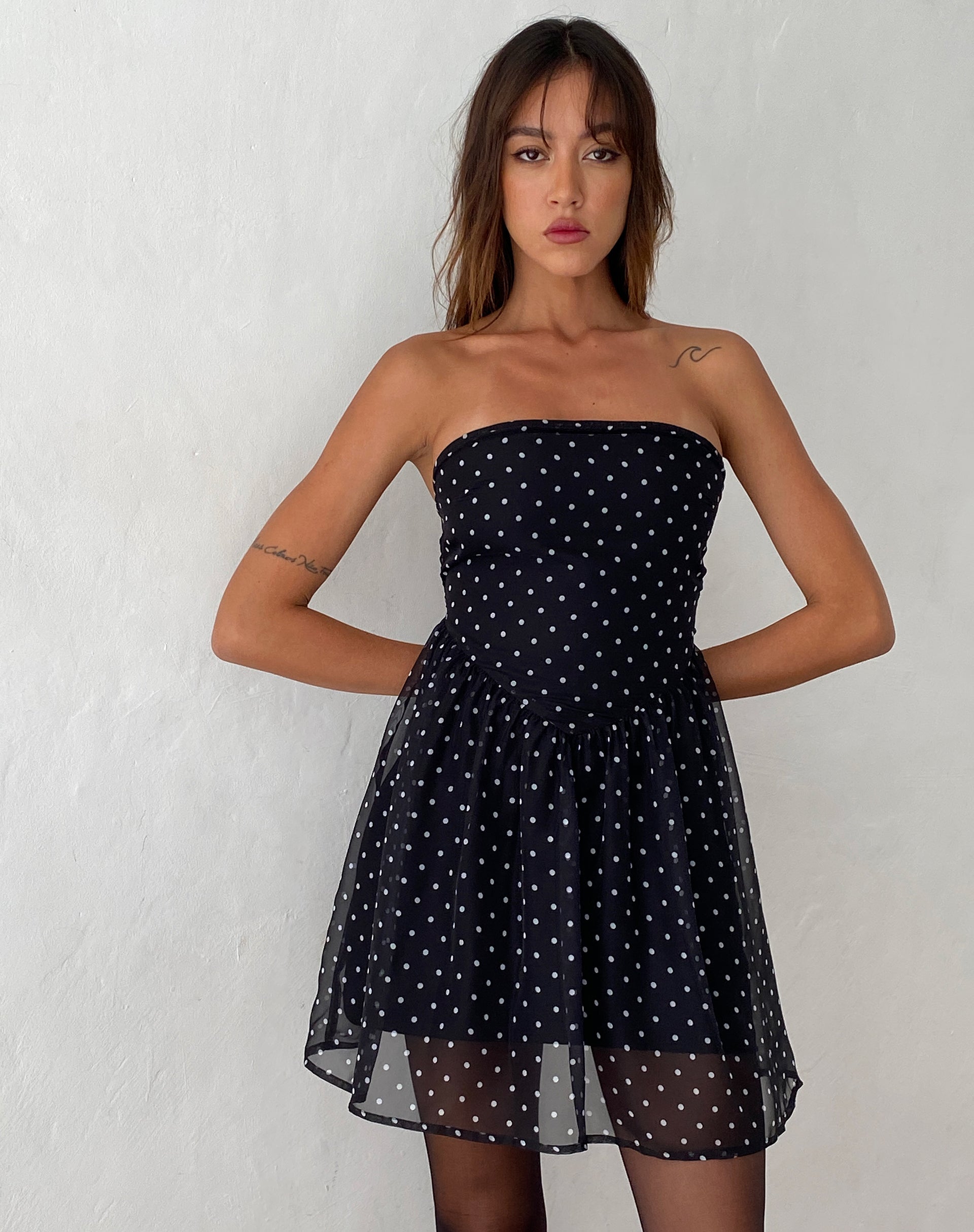 Immagine di Murni Mini Abito a Fascia in Chiffon Nero Polka