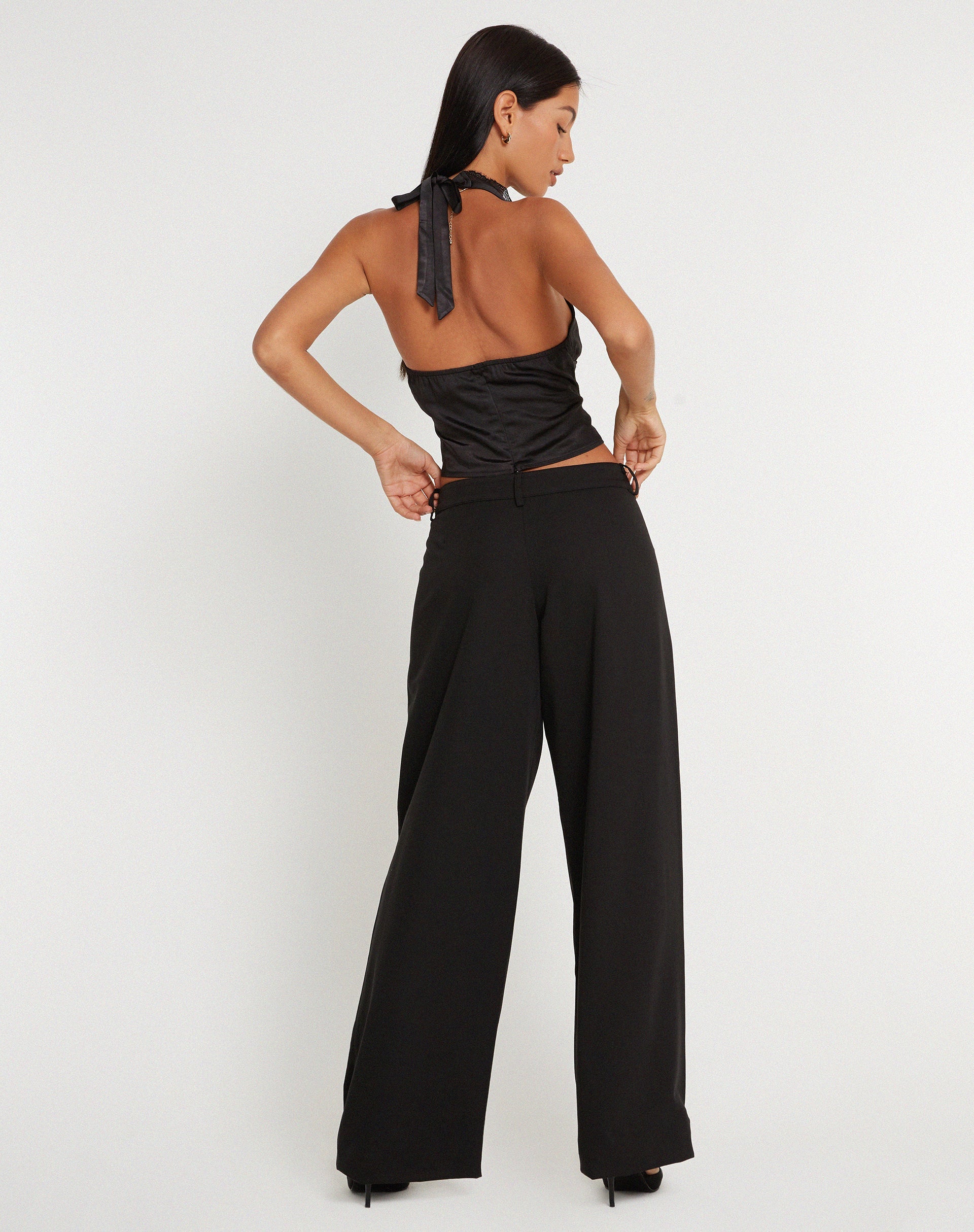 immagine di Mutsuki Halterneck Top in satin nero