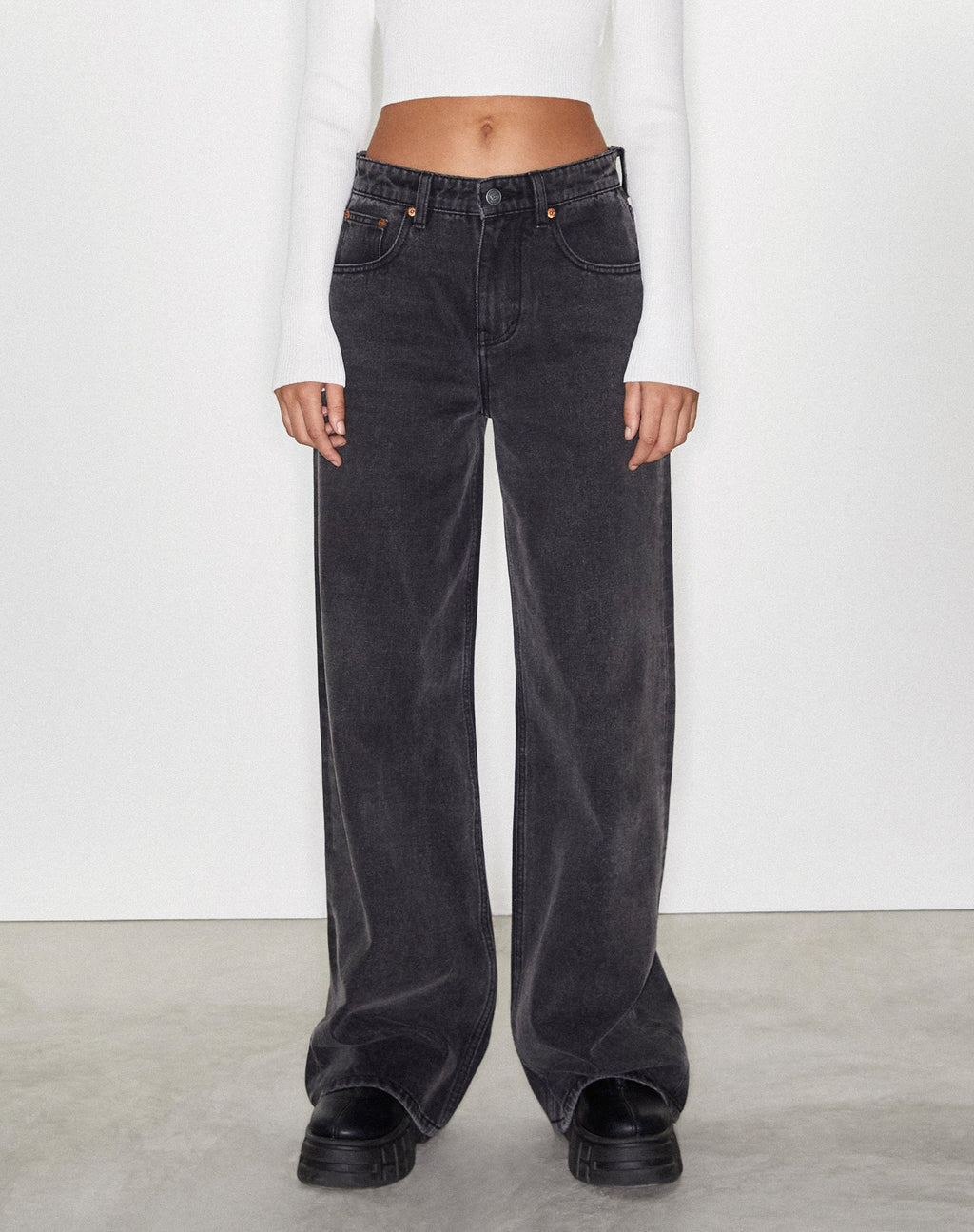 Jeans larghi extra a vita bassa con lavaggio nero