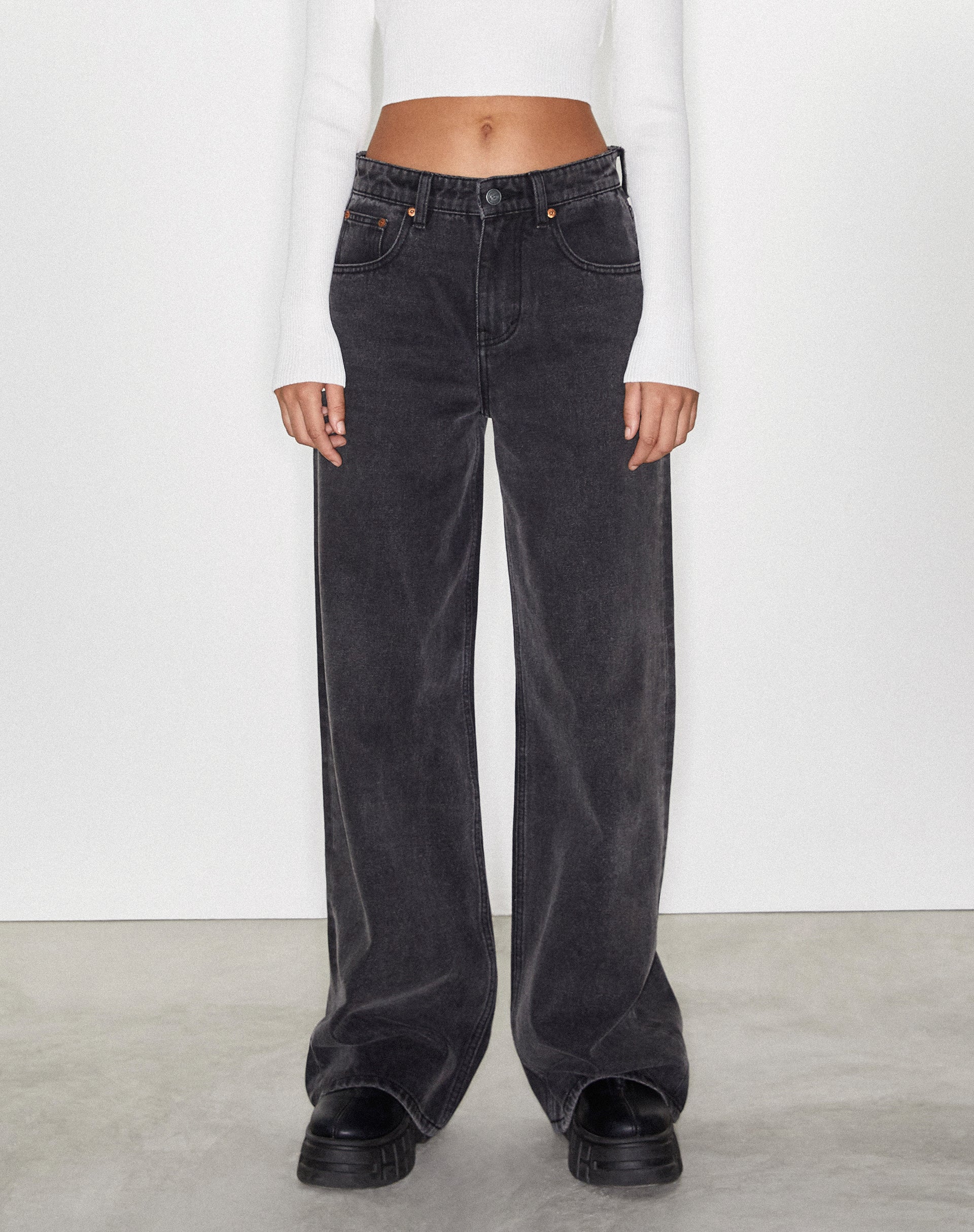 immagine del jeans extra large con lavaggio nero