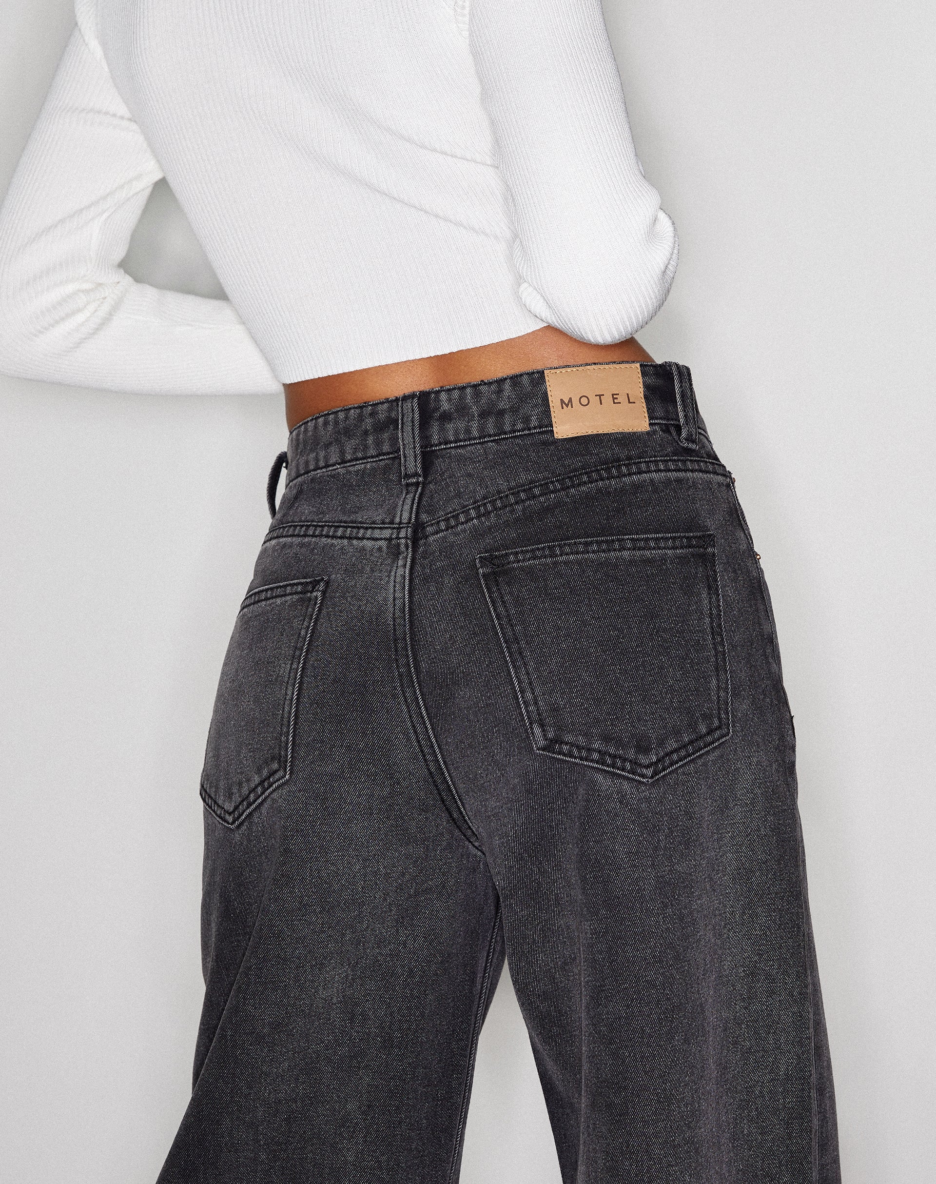 immagine del jeans extra large con lavaggio nero