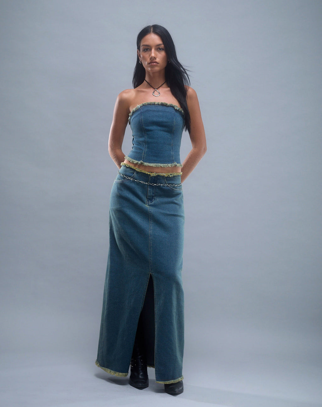 Zaenap Maxi gonna di jeans sfrangiata in marrone blu acido