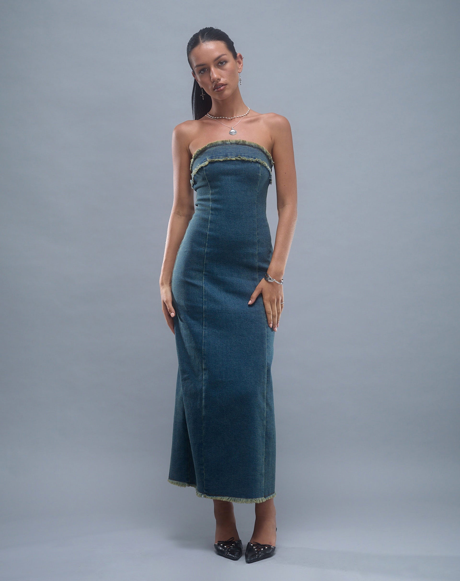 Immagine di Atun Denim Bandeau Maxi Dress in marrone blu lavaggio acido