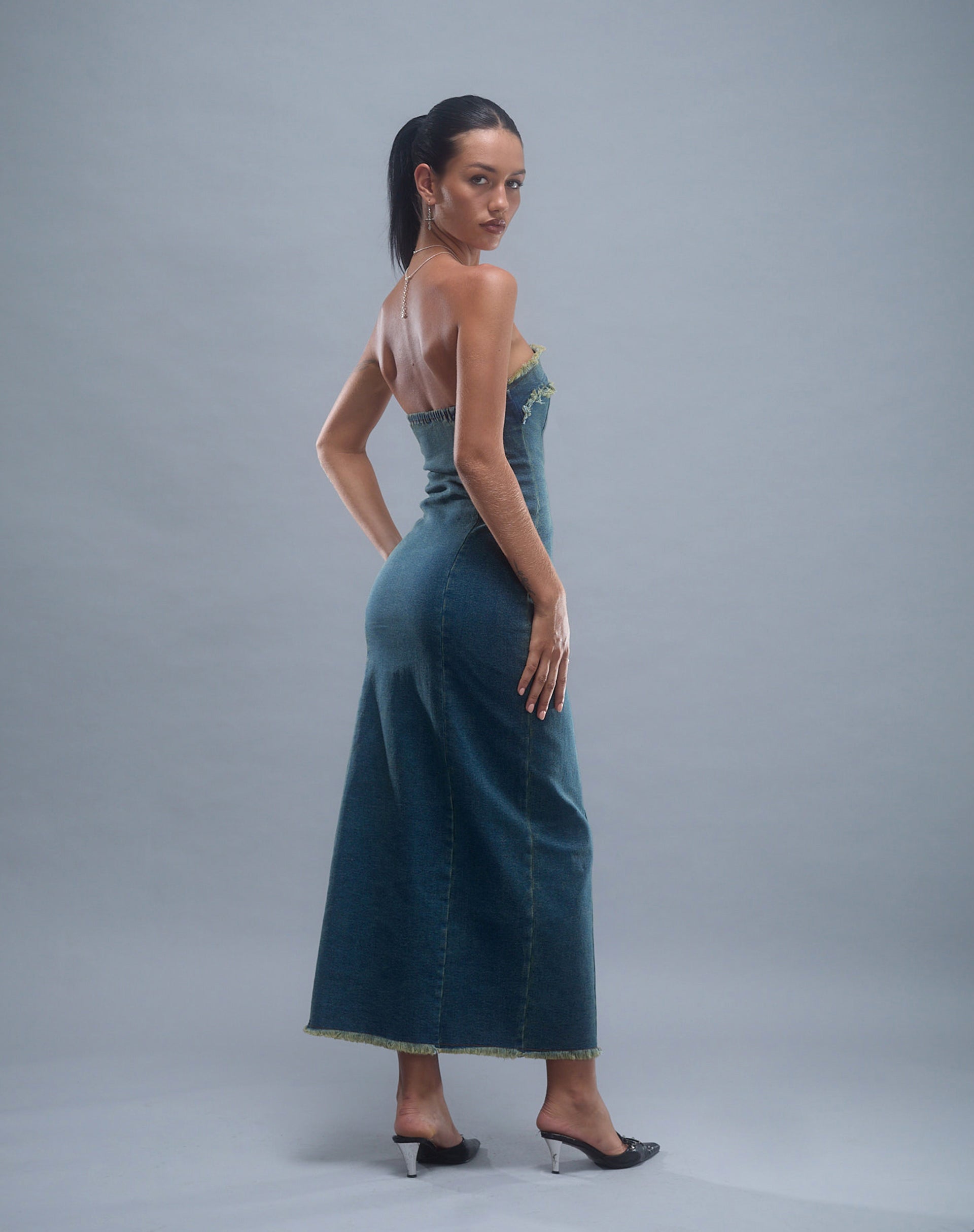 Immagine di Atun Denim Bandeau Maxi Dress in marrone blu lavaggio acido