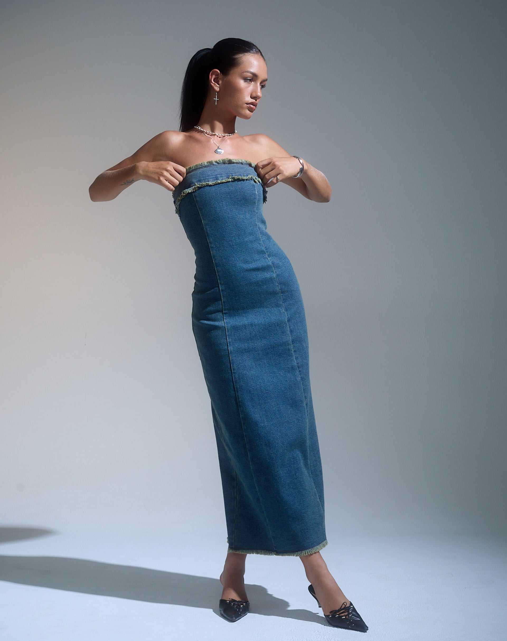 Immagine di Atun Denim Bandeau Maxi Dress in marrone blu lavaggio acido