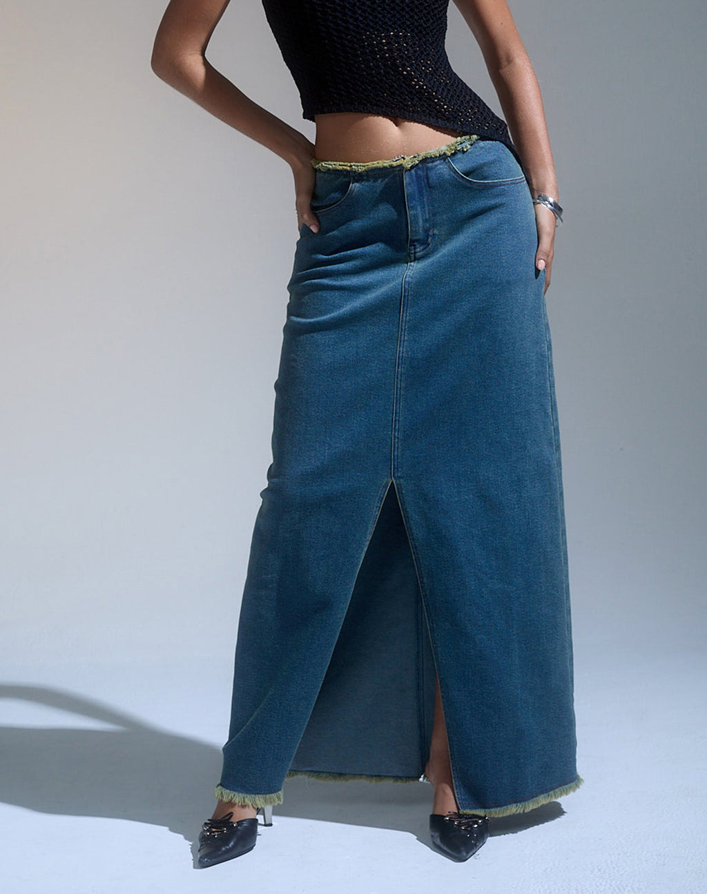 Zaenap Maxi gonna di jeans sfrangiata in marrone blu acido