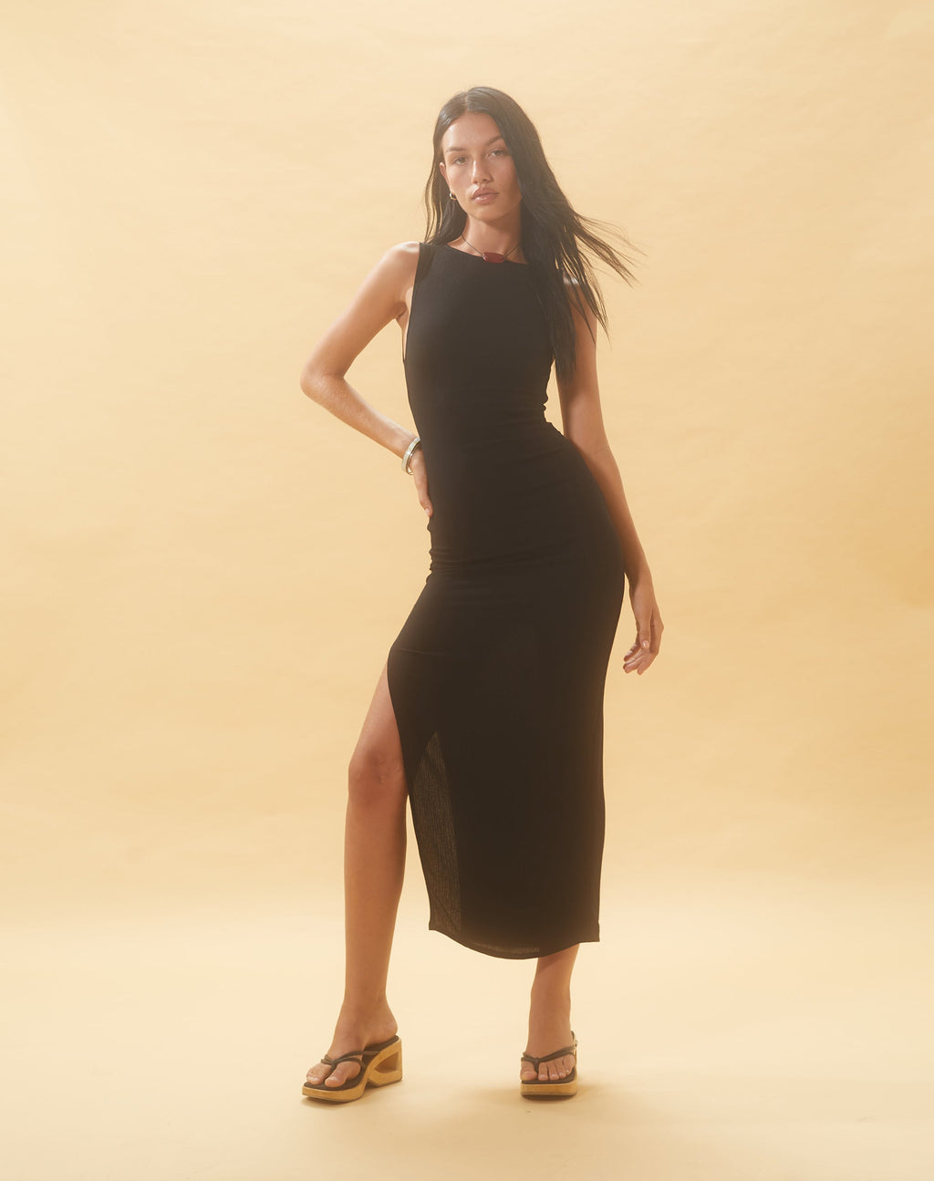 Minyo - Maxi abito con scollo a raggiera in nero stropicciato