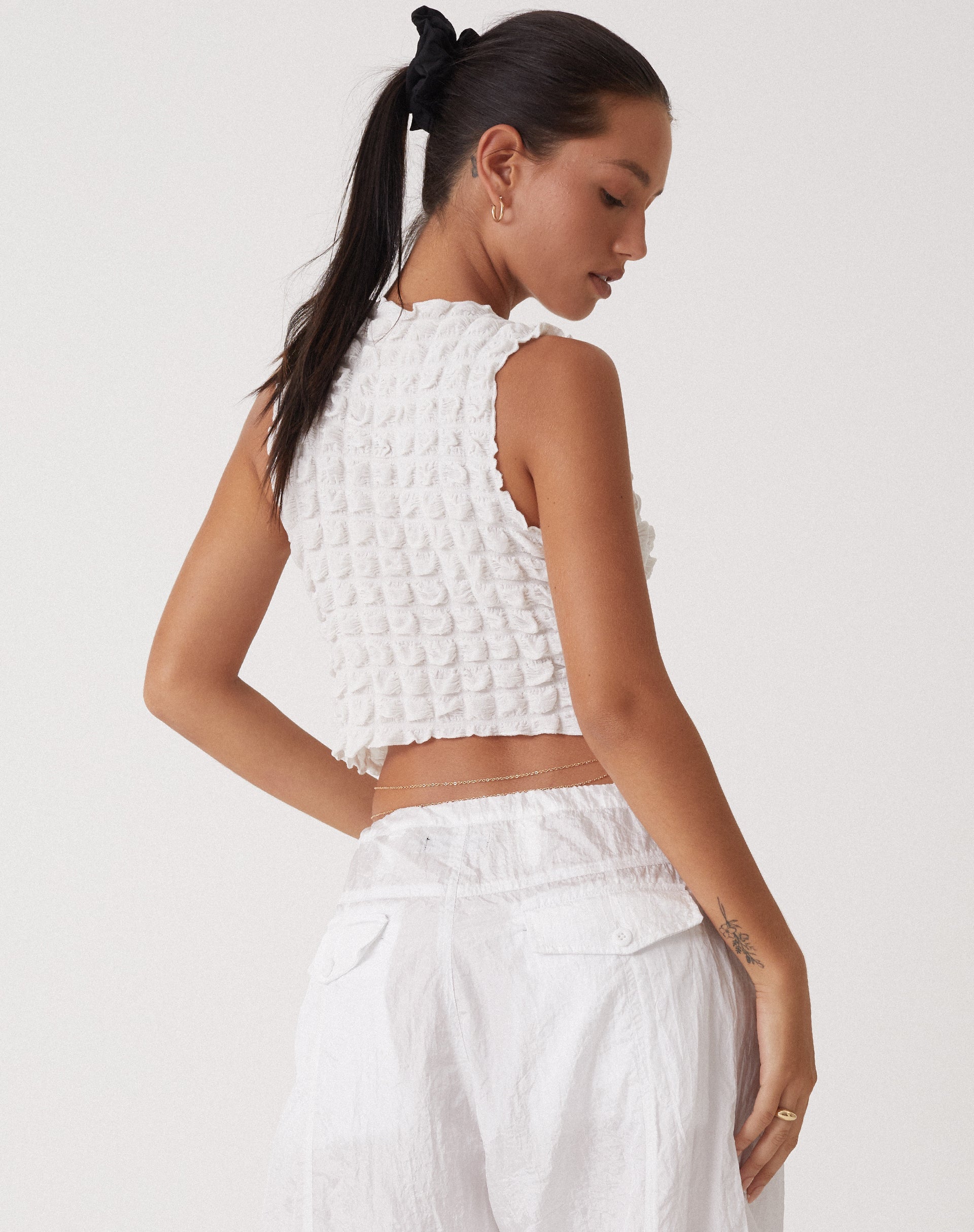immagine di MOTEL X OLIVIA NEILL Nolan Cutout Top in Bubble Jersey Bianco Vero