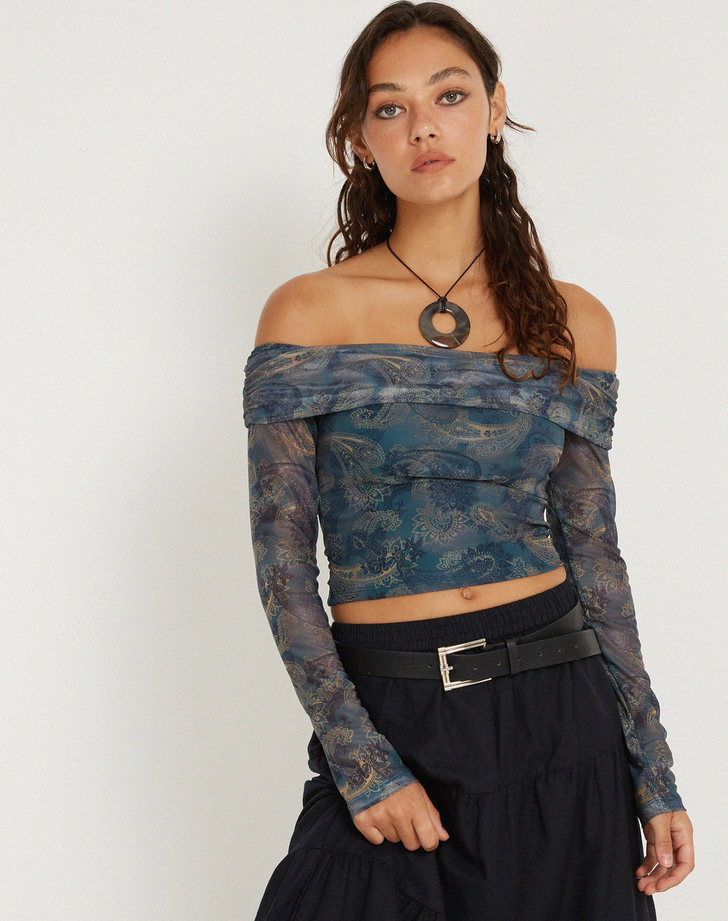 Nagini - Top Bardot a maniche lunghe in paisley blu tonale