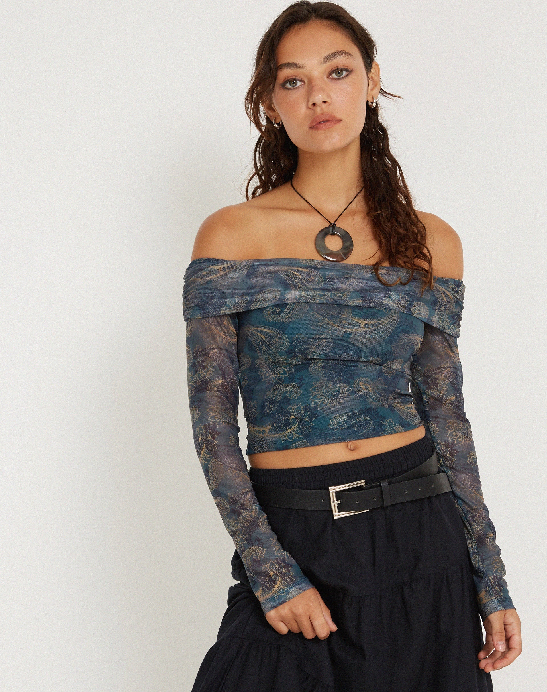 IMMAGINE DI Nagini Top bardot a maniche lunghe in blu paisley