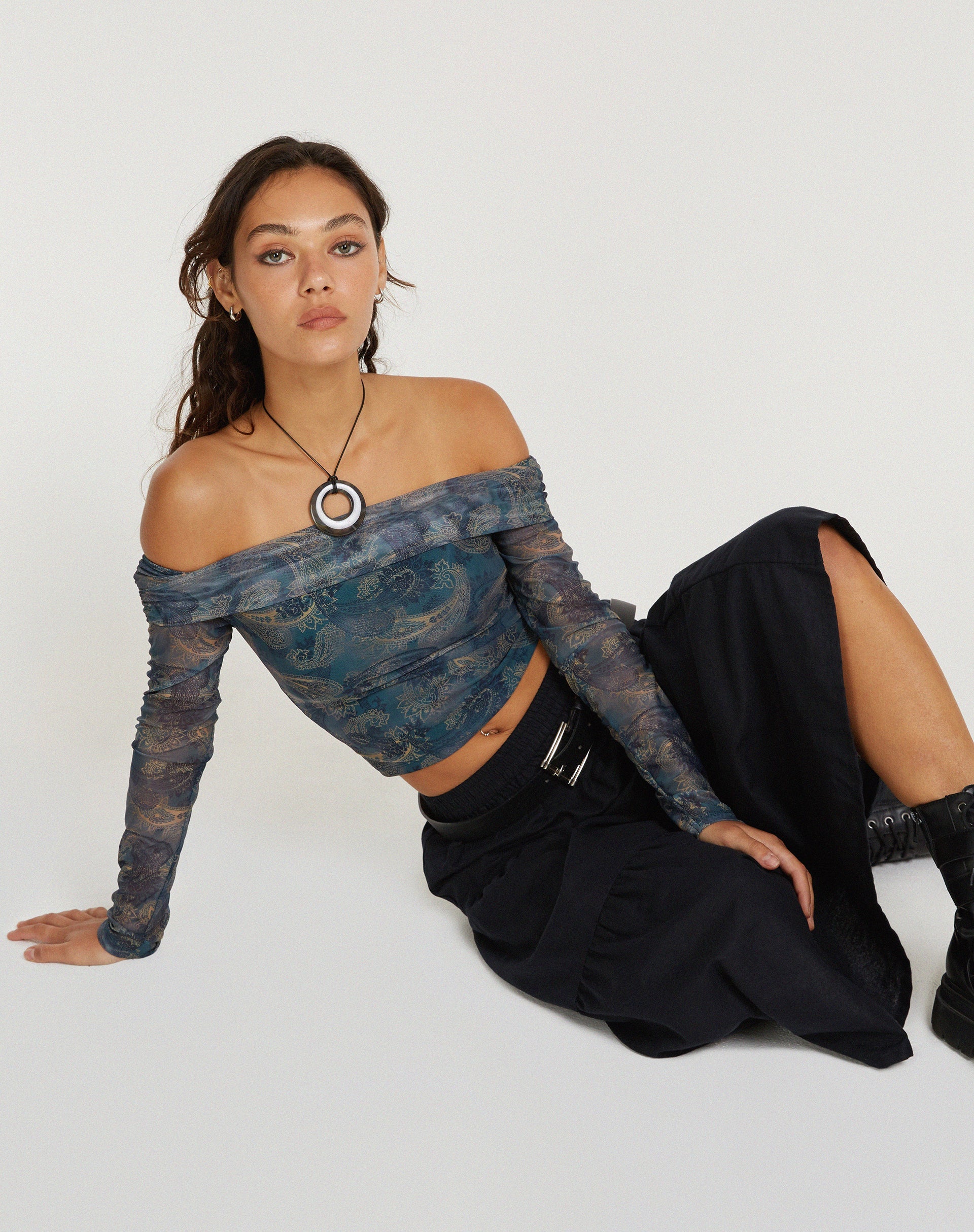 IMMAGINE DI Nagini Top bardot a maniche lunghe in blu paisley