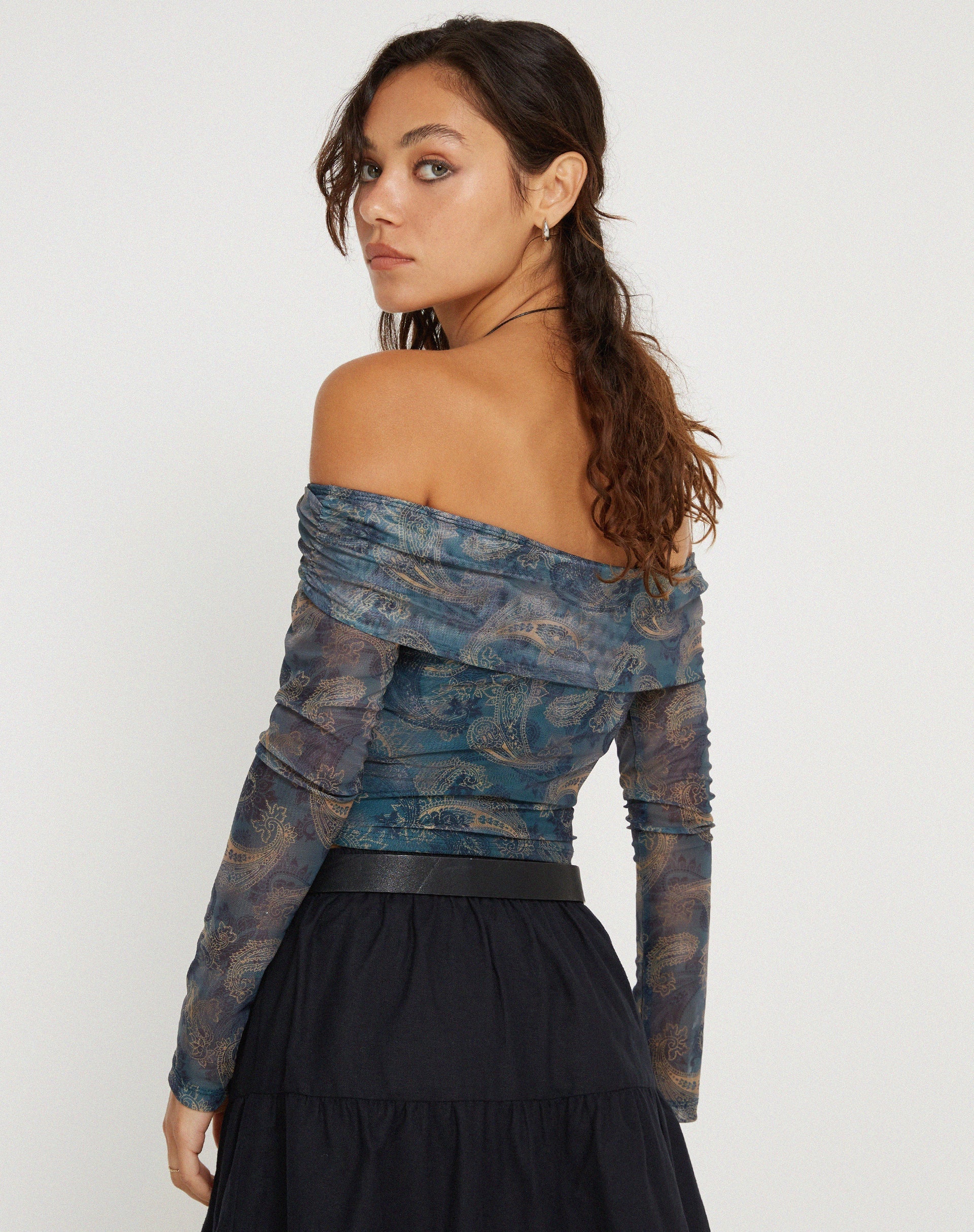 IMMAGINE DI Nagini Top bardot a maniche lunghe in blu paisley