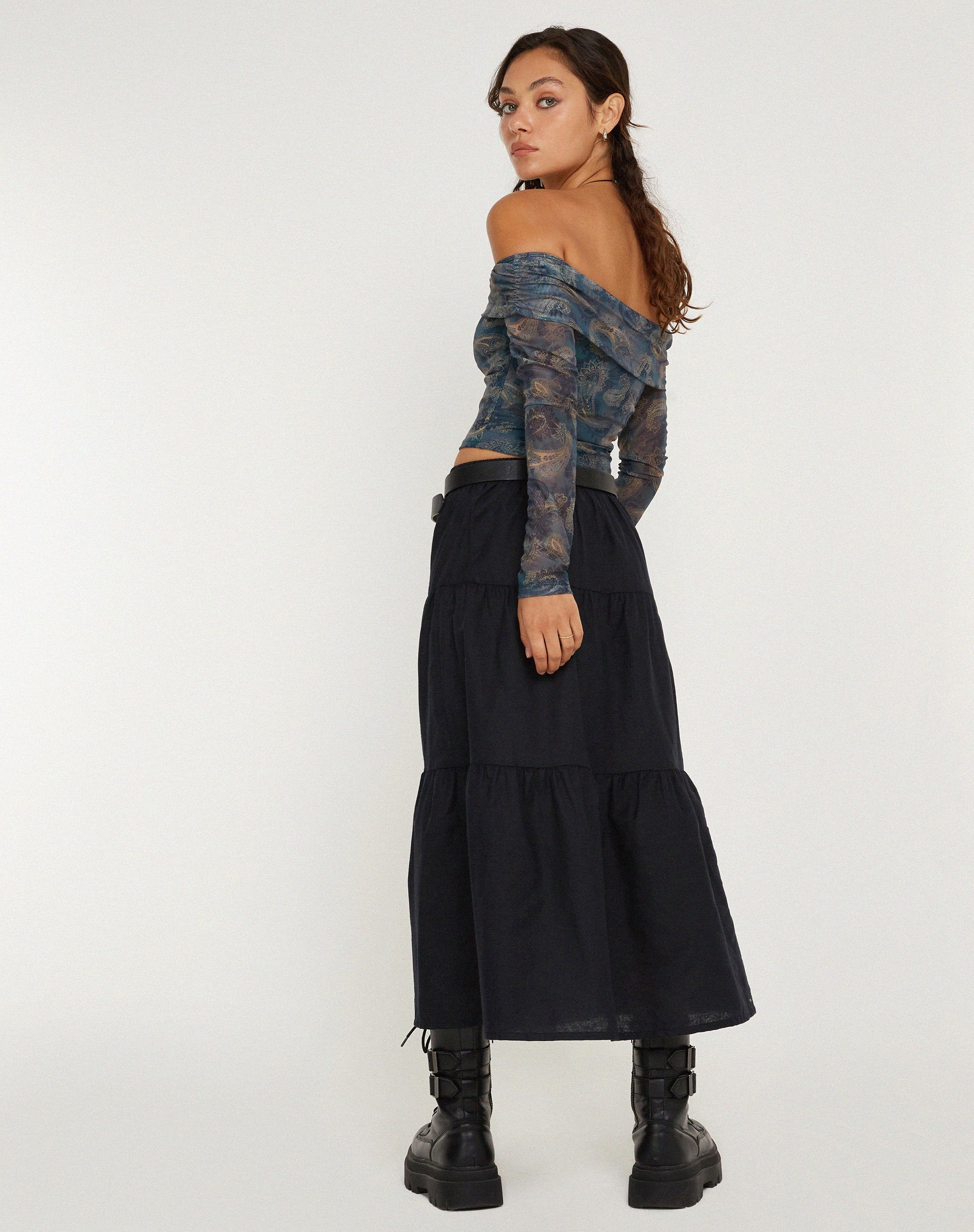 IMMAGINE DI Nagini Top bardot a maniche lunghe in blu paisley
