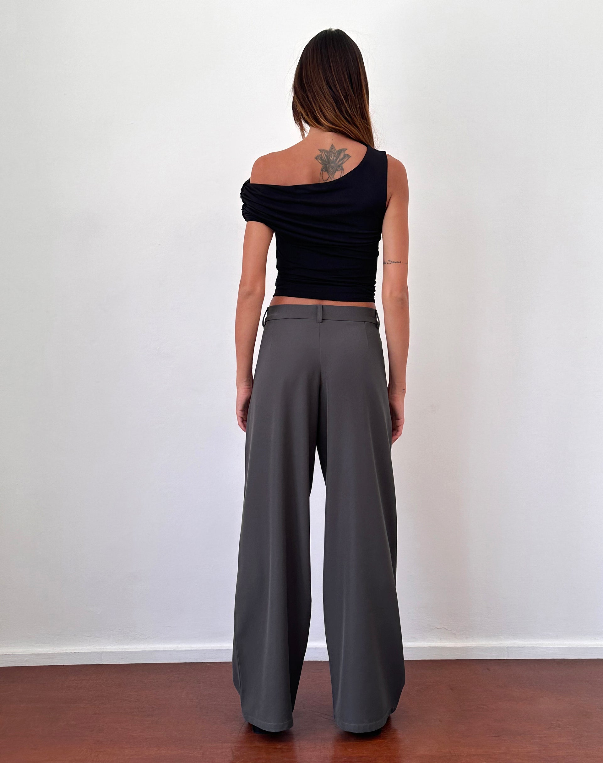 Immagine di Nailaka Pantaloni sartoriali a gamba larga a vita bassa in carbone scuro