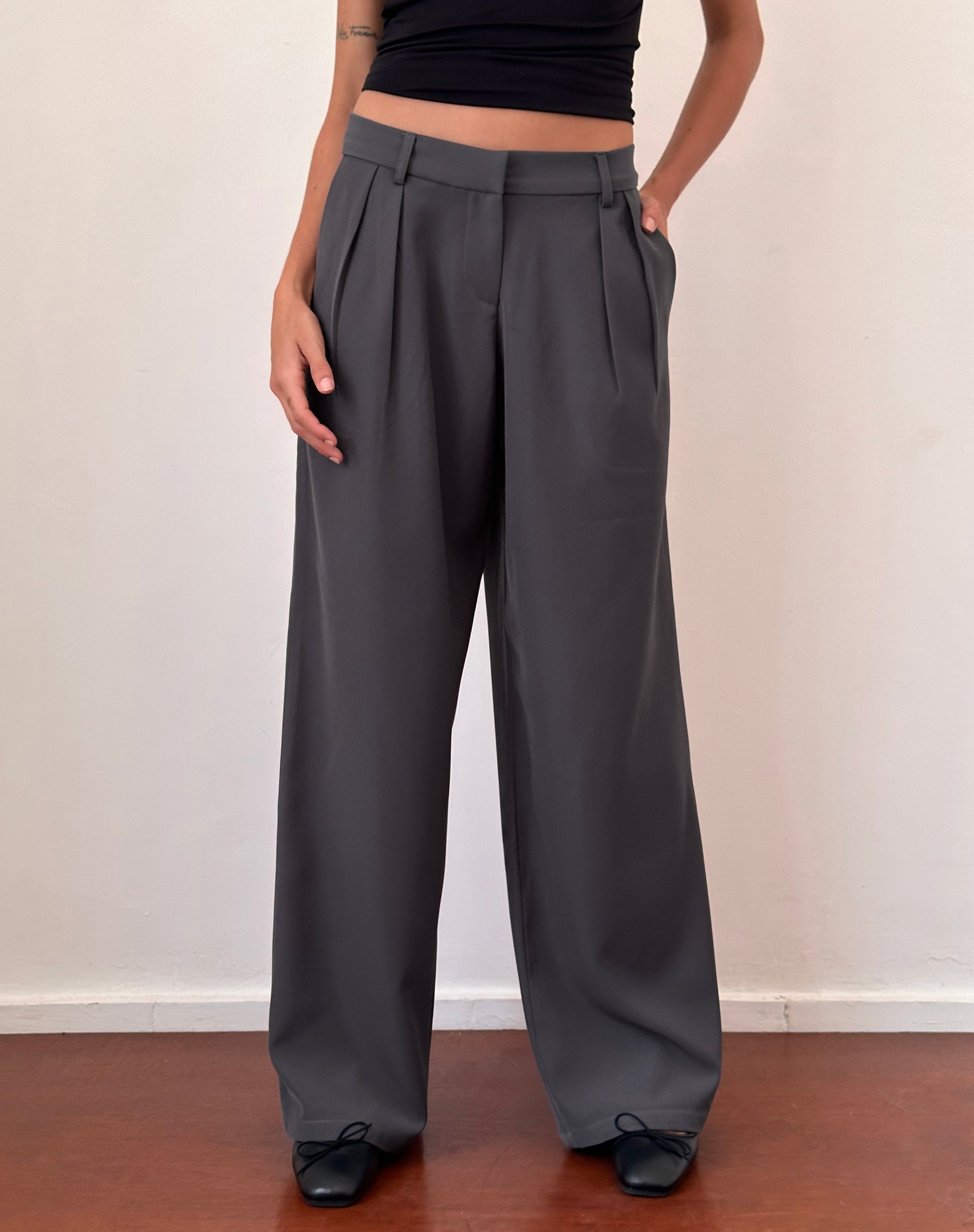Immagine di Nailaka Pantaloni sartoriali a gamba larga a vita bassa in carbone scuro