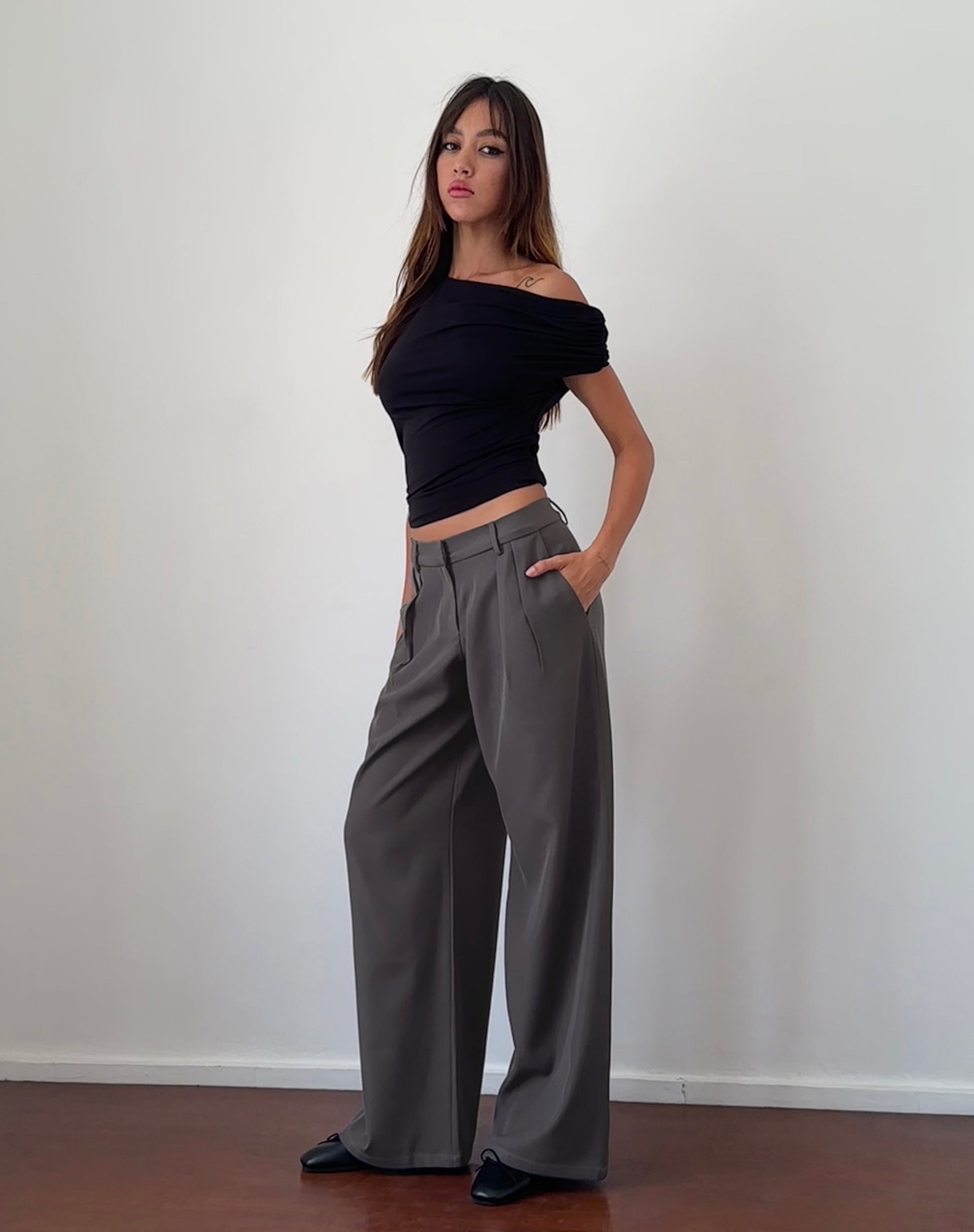 Immagine di Nailaka Pantaloni sartoriali a gamba larga a vita bassa in carbone scuro