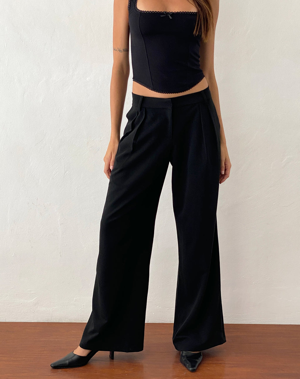Nailaka - Pantaloni sartoriali a gamba larga a vita bassa in nero