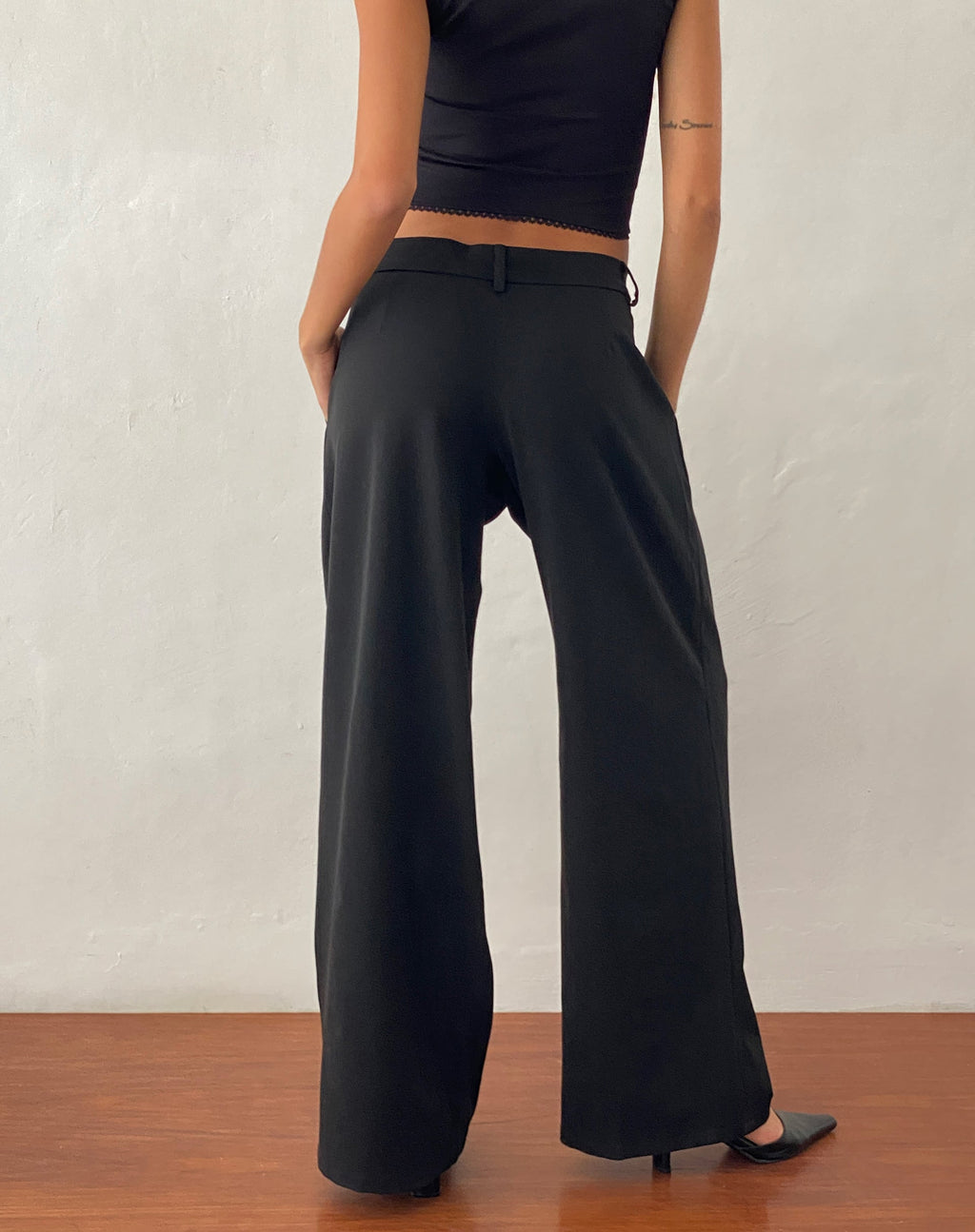 Nailaka - Pantaloni sartoriali a gamba larga a vita bassa in nero