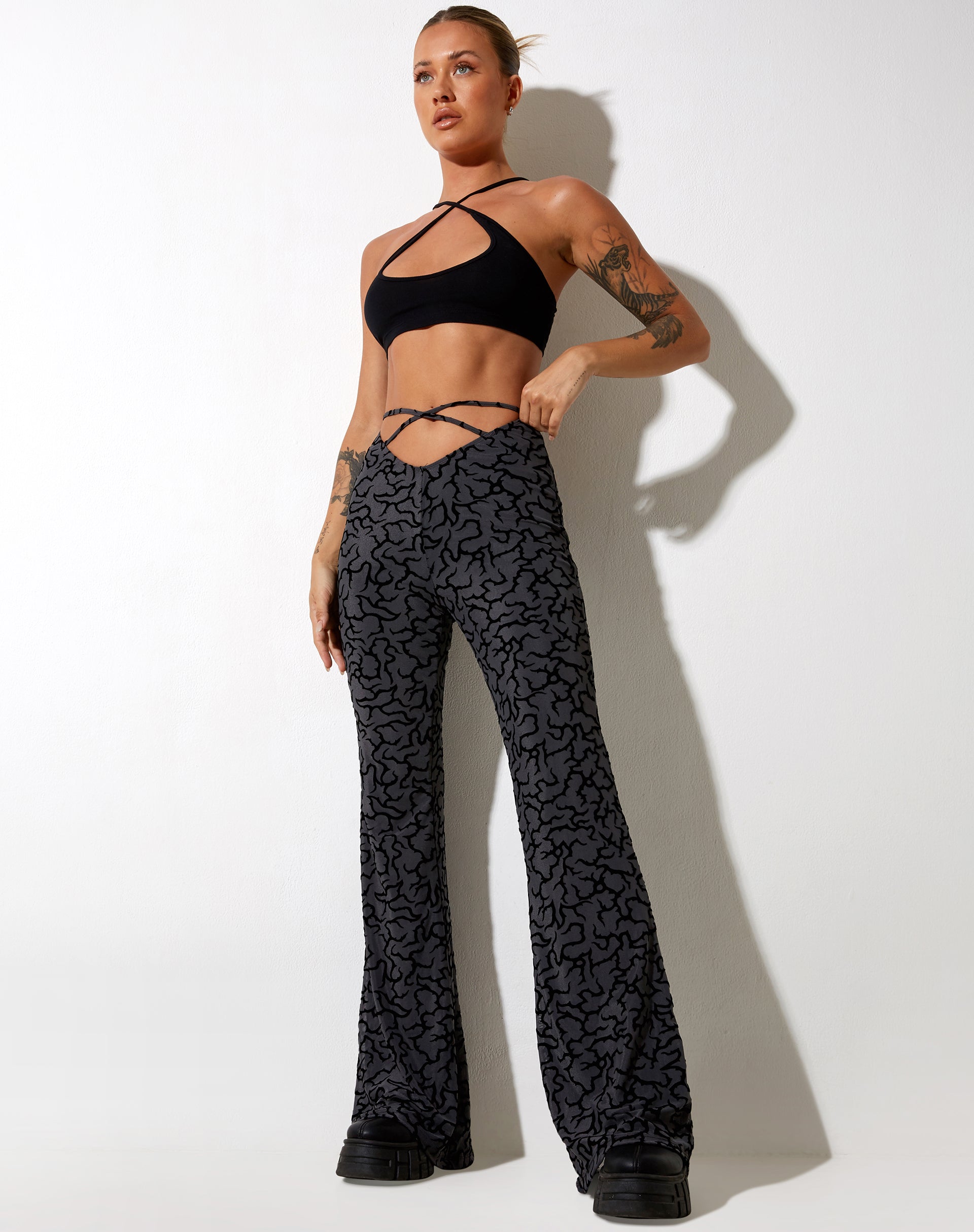 Immagine di Nancha: pantalone svasato in fiocco tribale