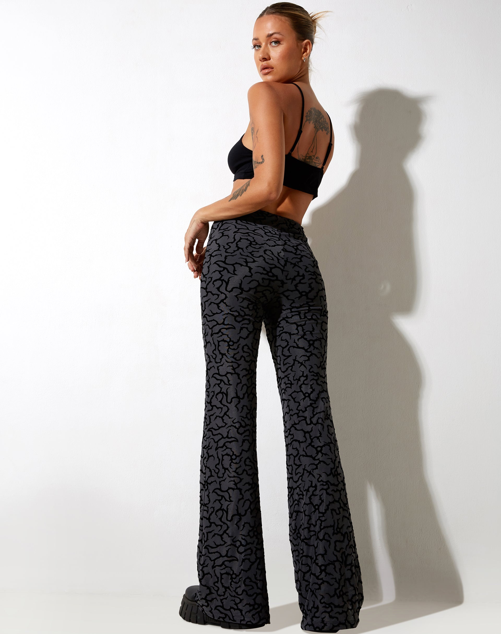 Immagine di Nancha: pantalone svasato in fiocco tribale