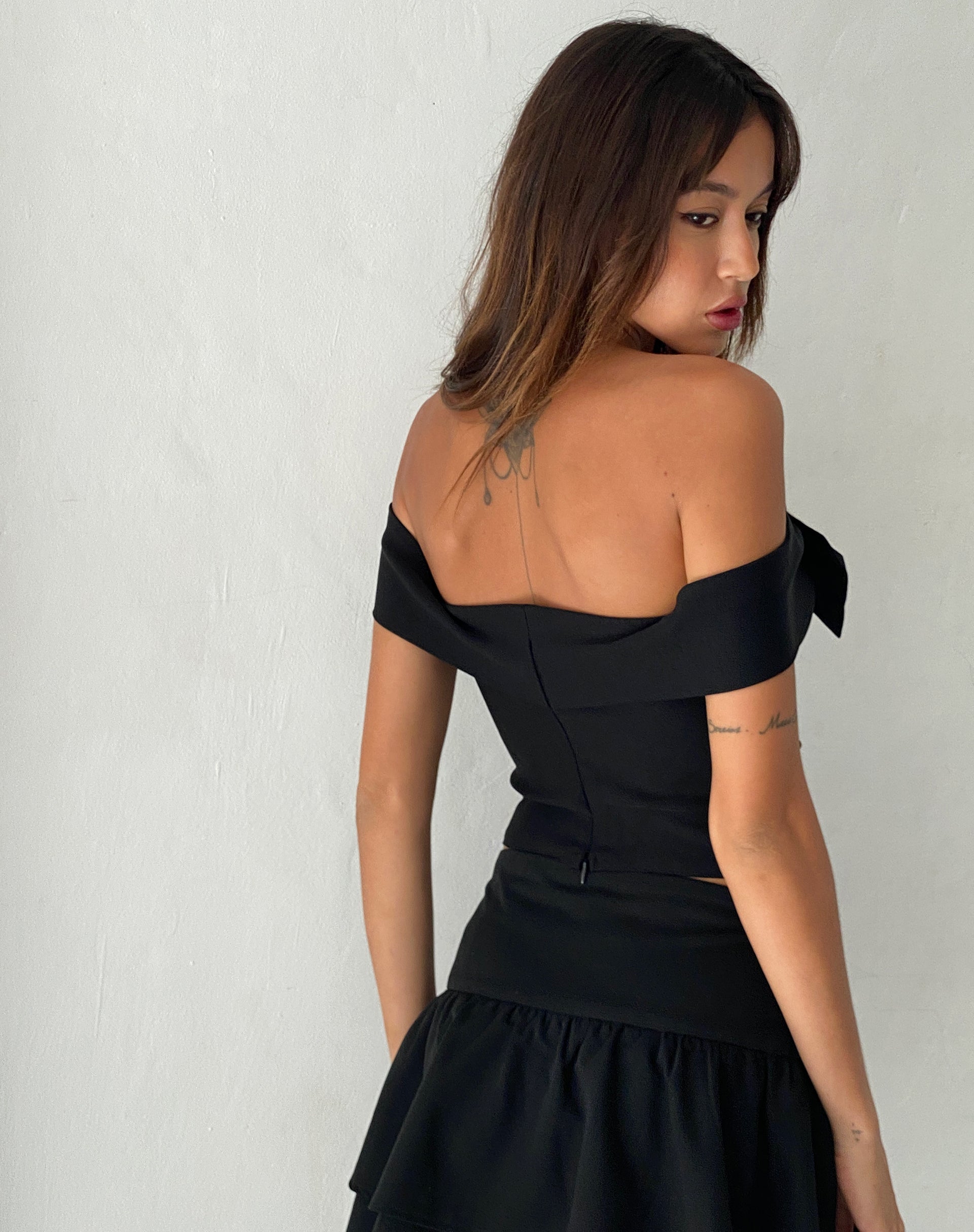 Immagine di Naras Top Bardot con fiocco in nero Sartoriale