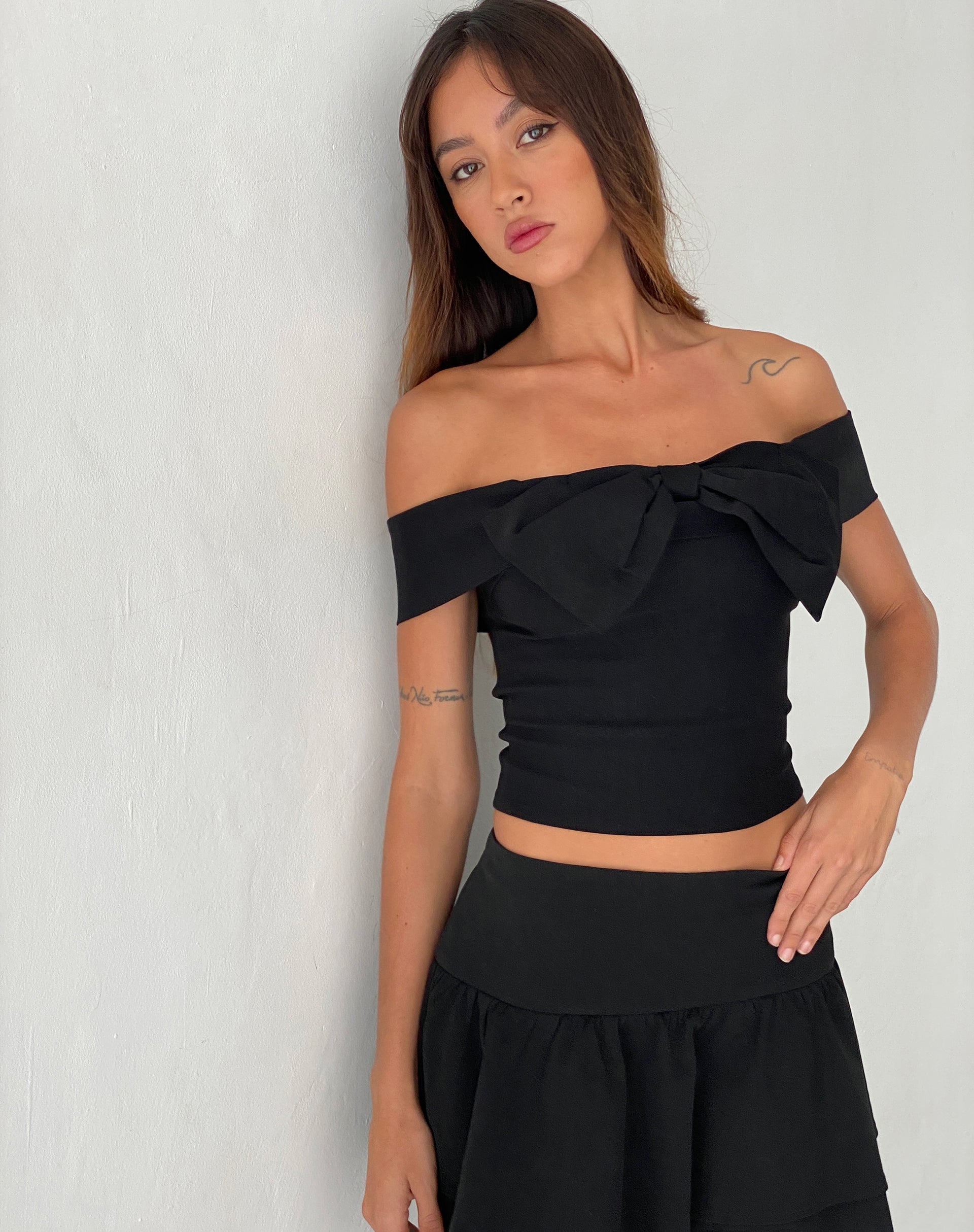 Immagine di Naras Top Bardot con fiocco in nero Sartoriale