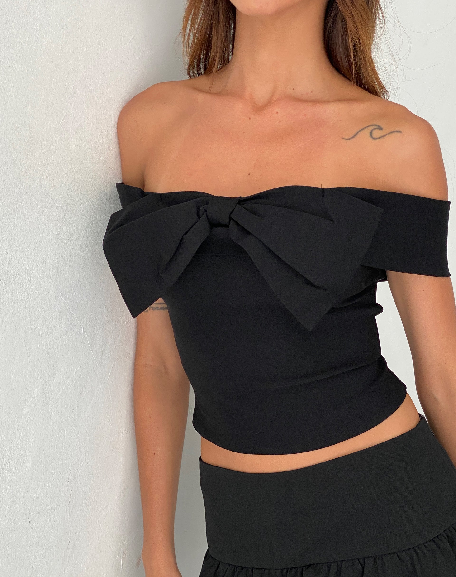 Immagine di Naras Top Bardot con fiocco in nero Sartoriale