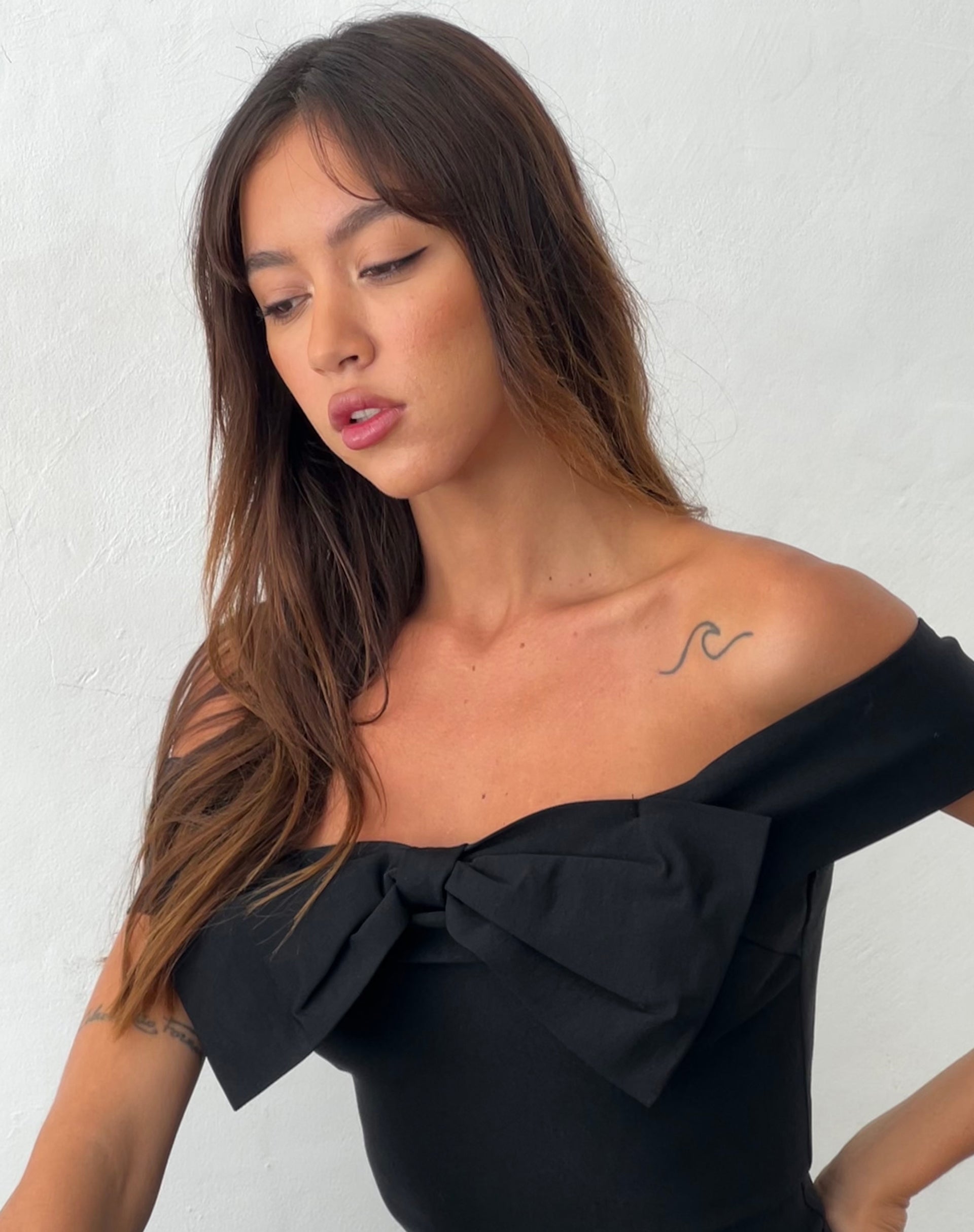 Immagine di Naras Top Bardot con fiocco in nero Sartoriale
