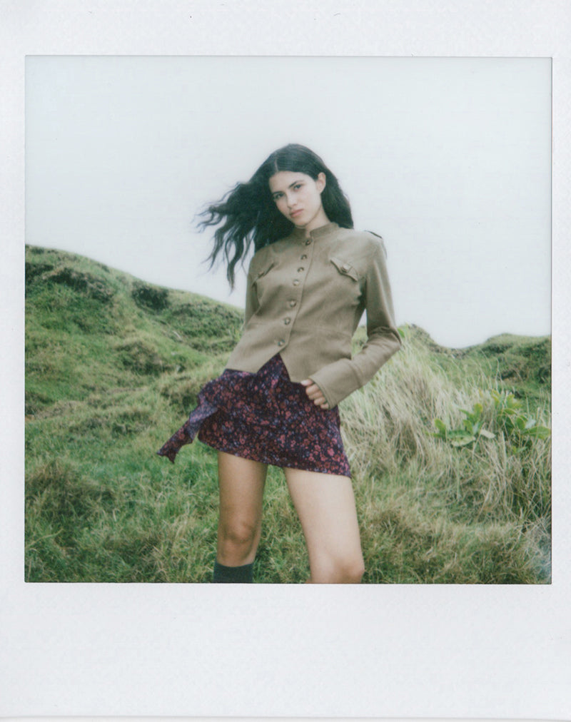 Immagine della minigonna Naru in chiffon con motivi floreali sparsi neri e rossi