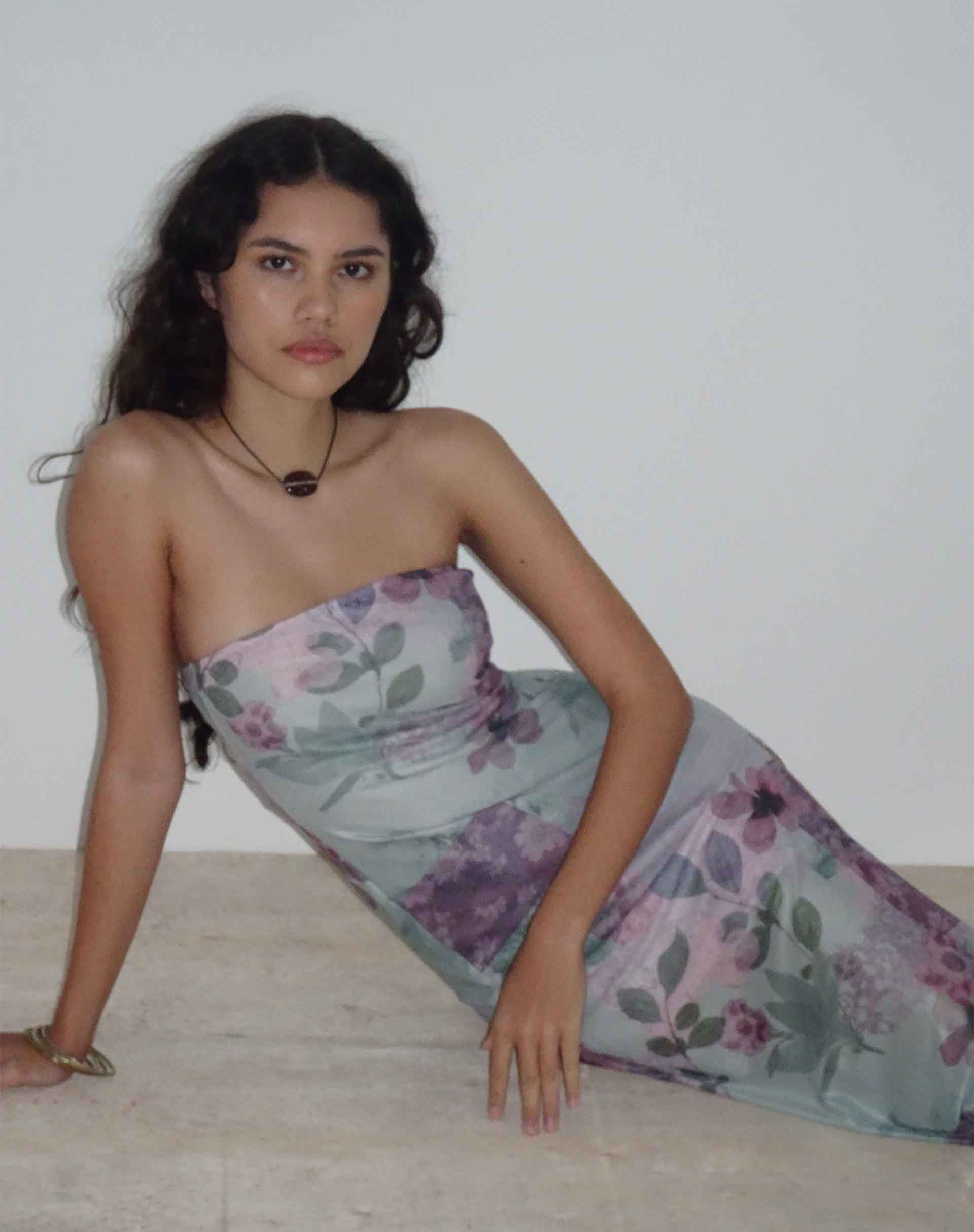 Immagine di Nehwa Bandeau Mesh Midi Dress in Abstract Scrapbook