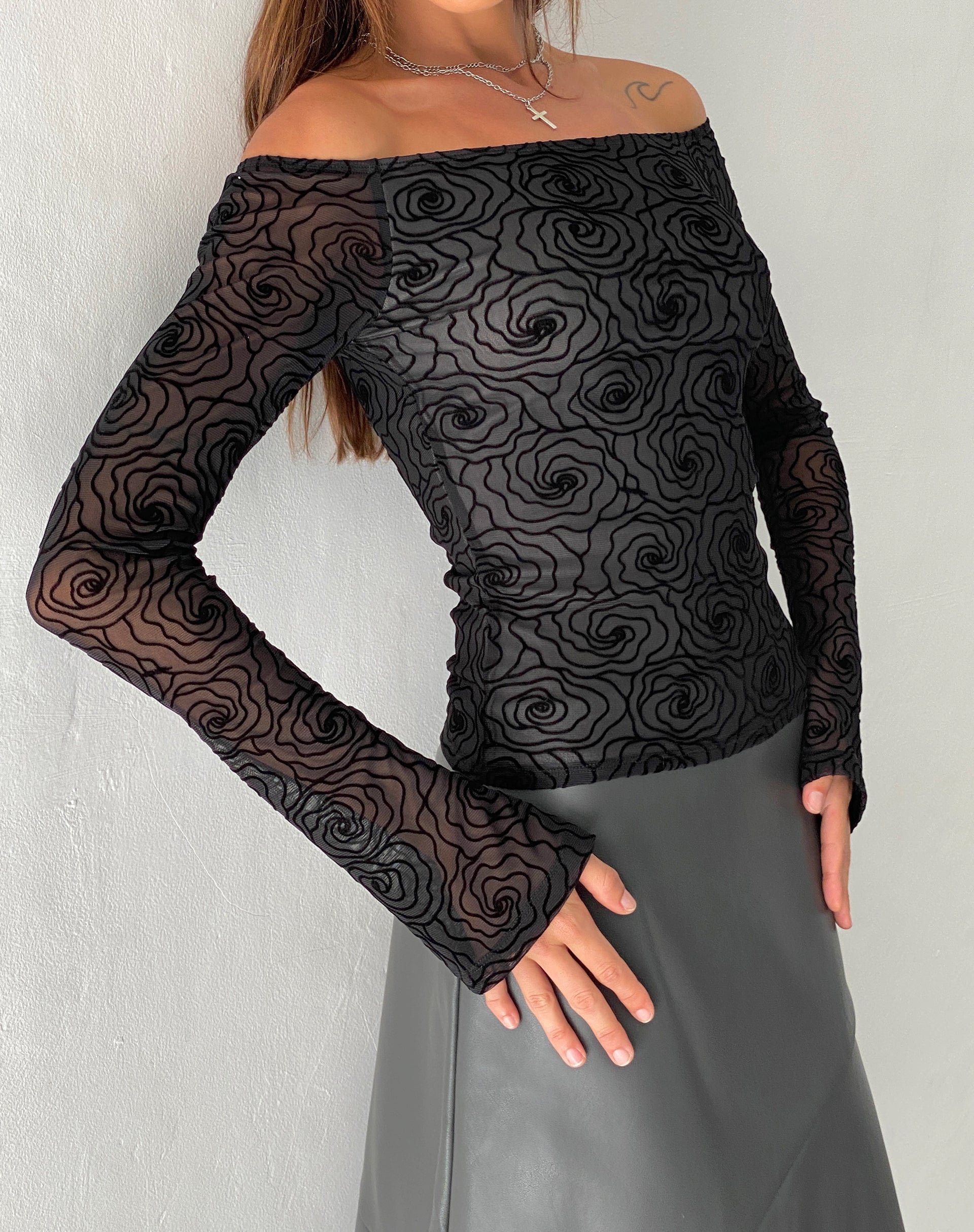 Immagine di Neira Top Bardot in rete a manica lunga in nero Abstract Flower Flock