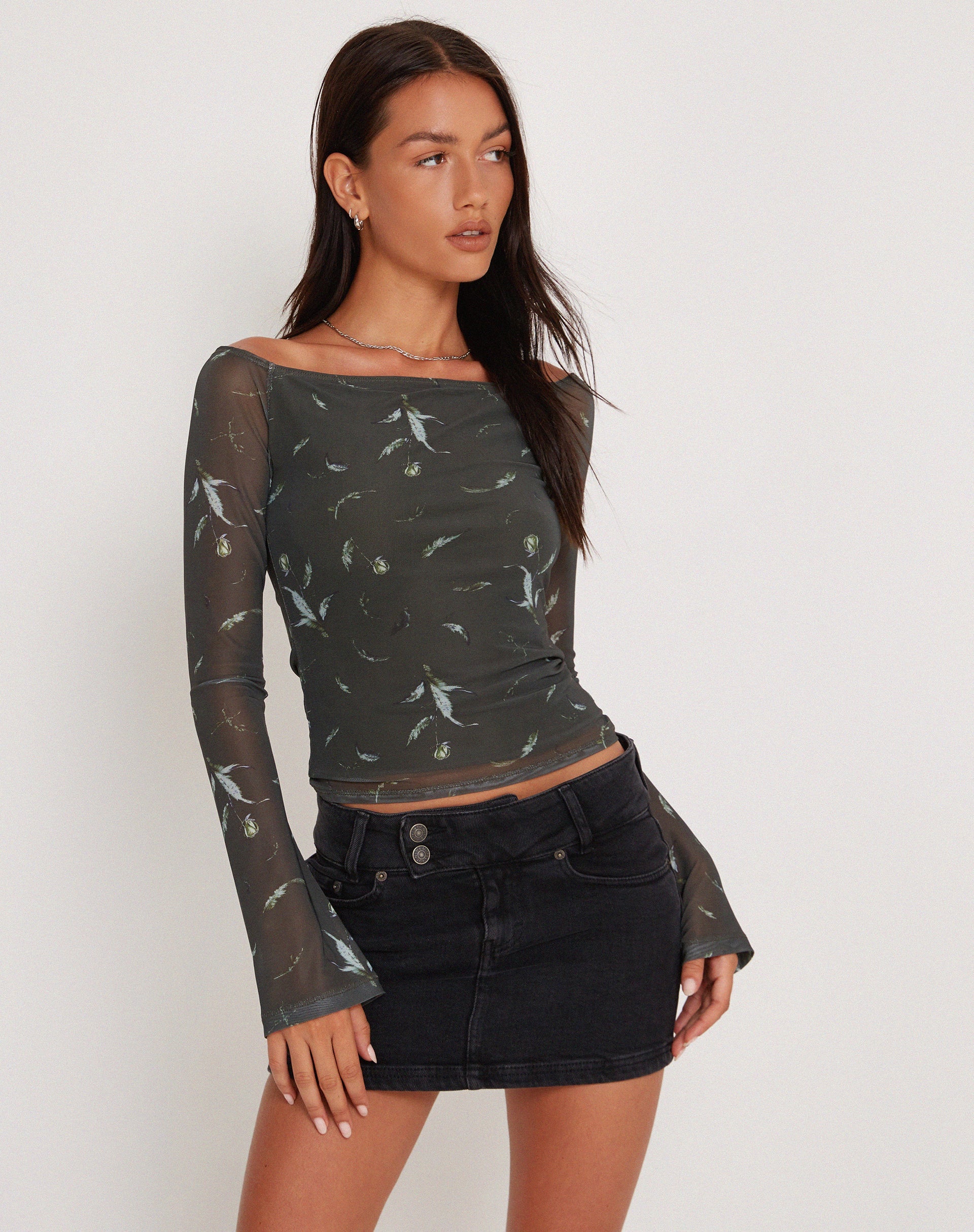 Immagine di Neira Top Bardot a maniche lunghe in rete con silhouette floreale color kaki