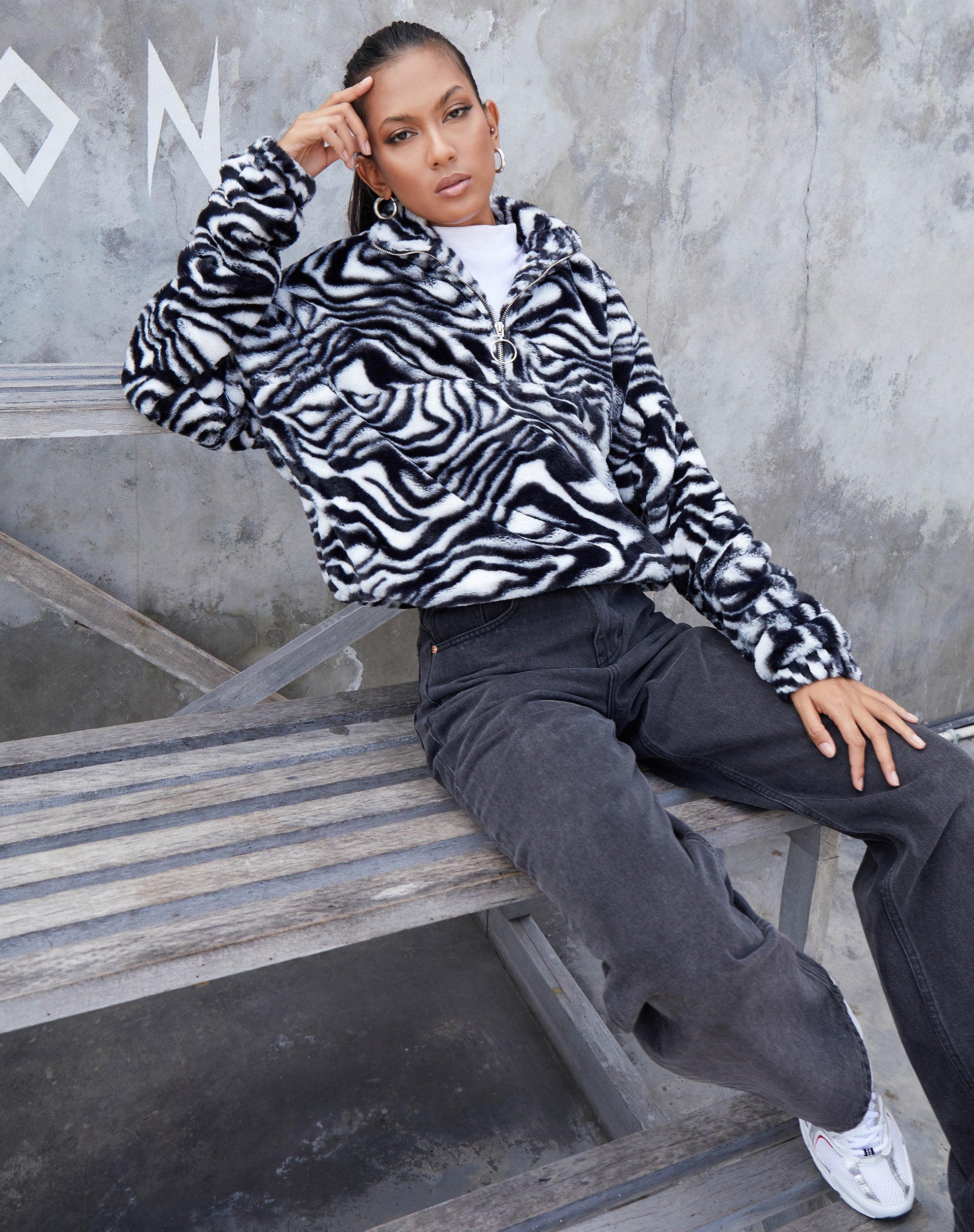 Immagine di Nero Ring Pull Jacket in Zebra Bianco e Nero