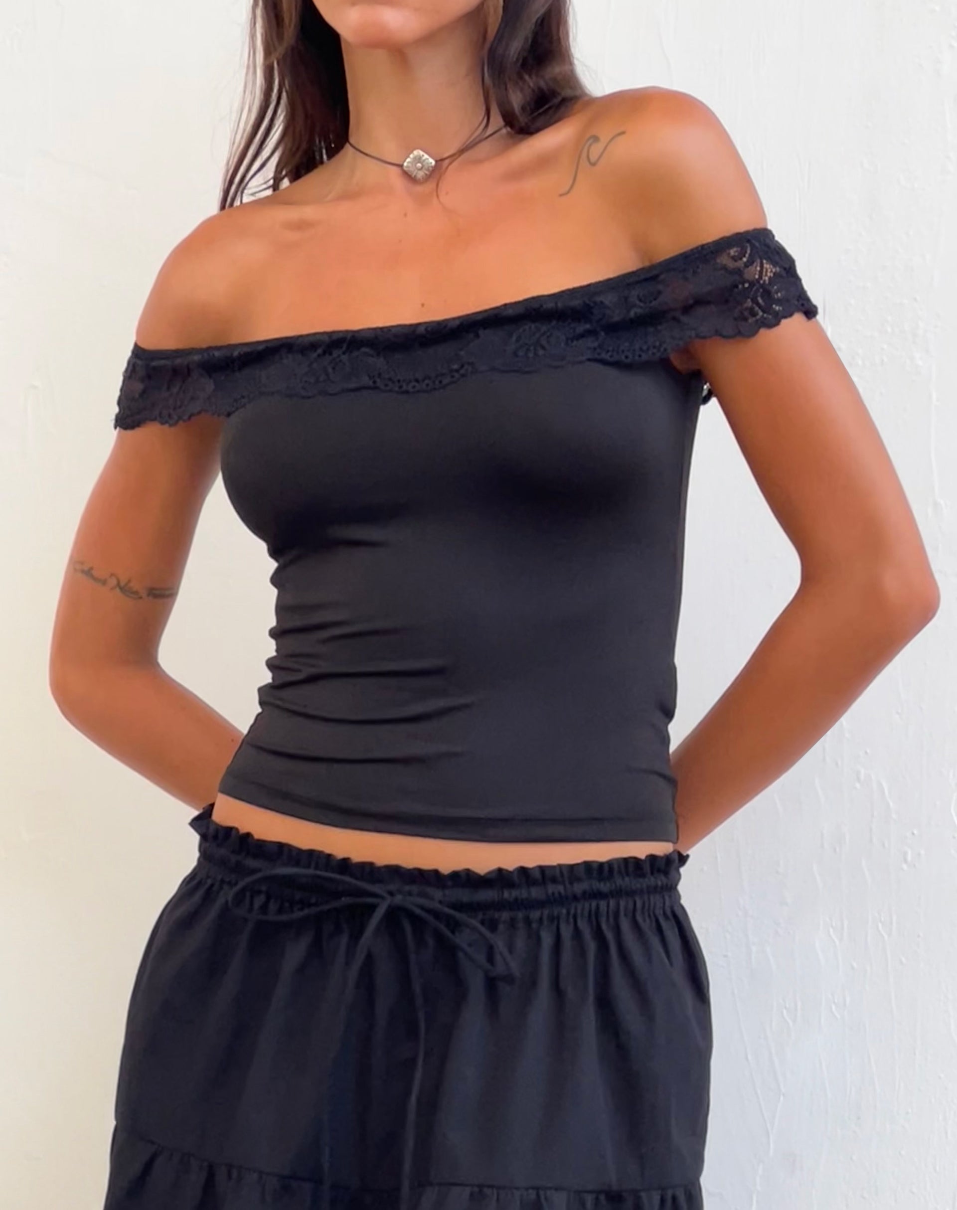 Immagine di Nesel Top Bardot in pizzo sottile nero