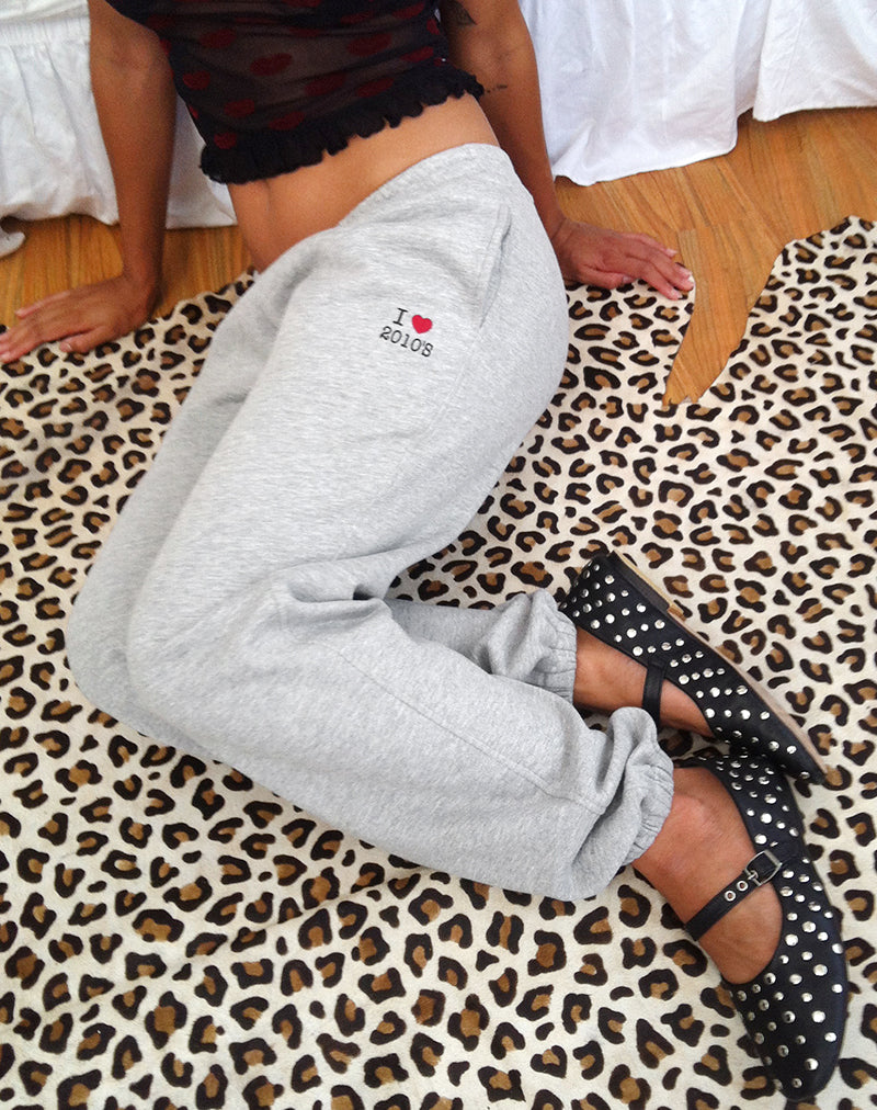 Joggers oversize Emiko in marna grigia con stampa I Love 2010