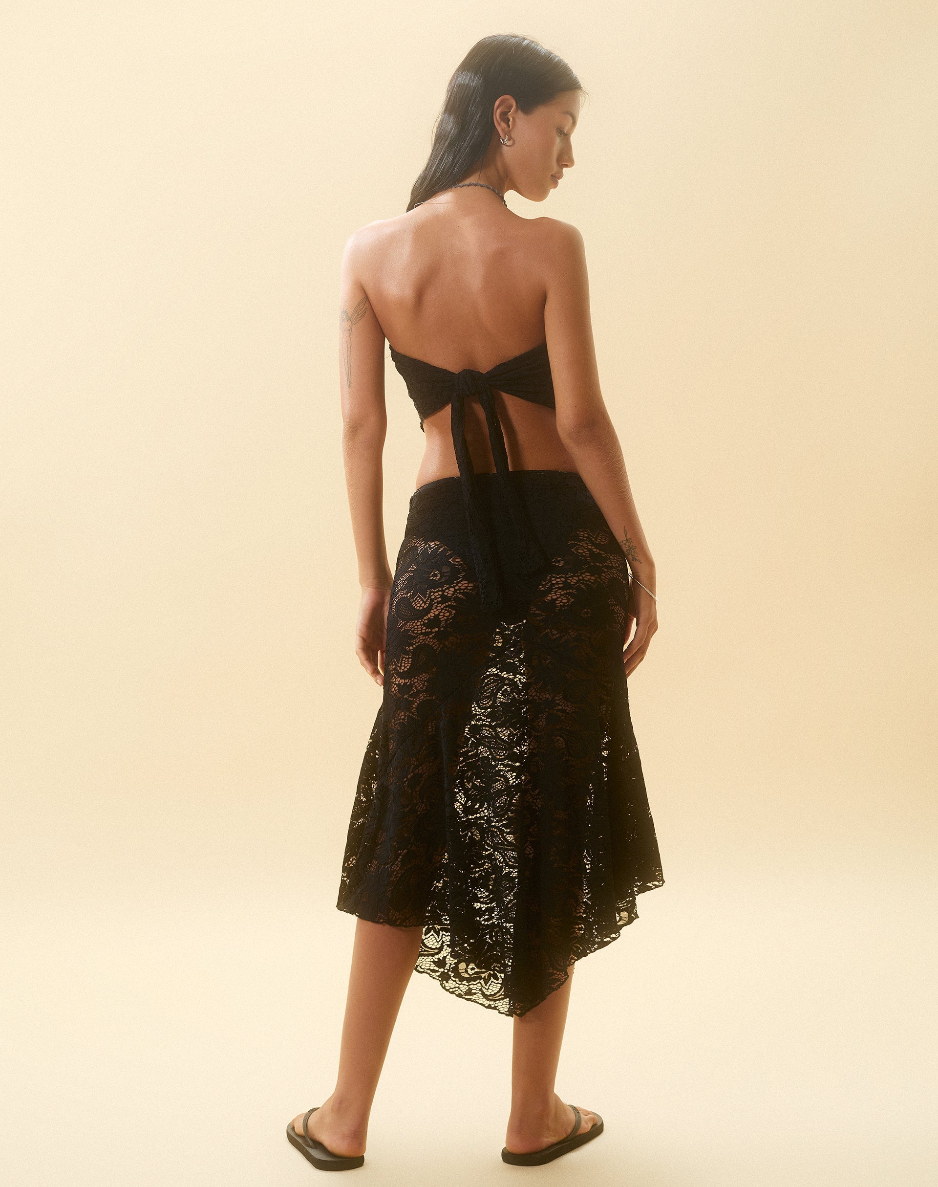 immagine di Vana Waterfall Hem Lace Midi Skirt in Jet Black
