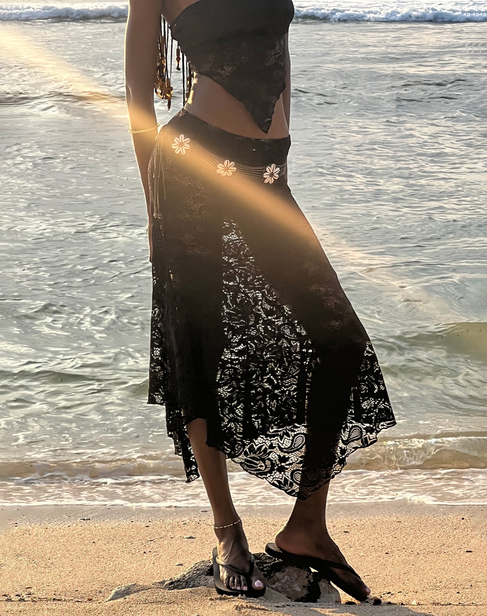 immagine di Vana Waterfall Hem Lace Midi Skirt in Jet Black
