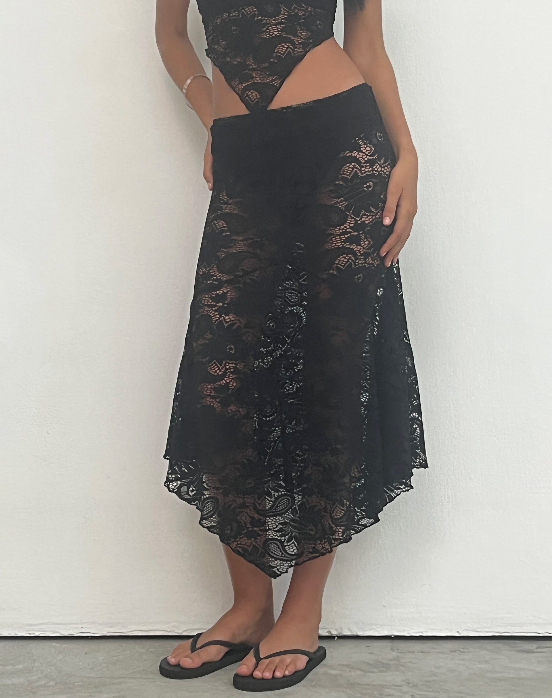 immagine di Vana Waterfall Hem Lace Midi Skirt in Jet Black
