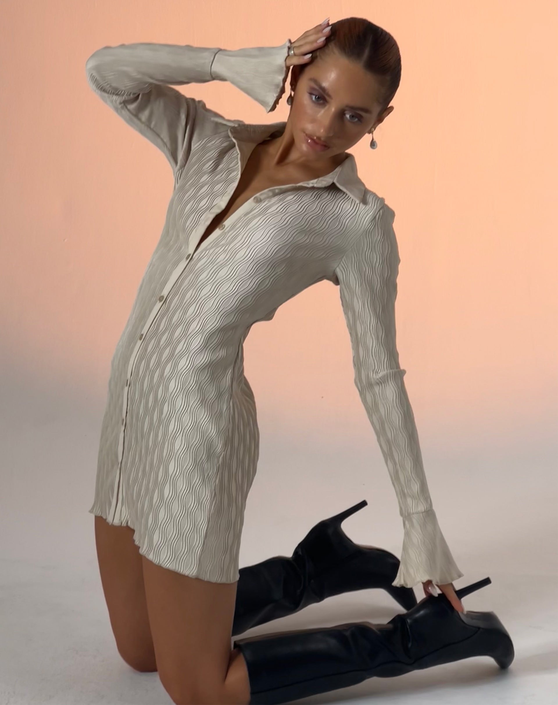 immagine di Nitara Button Up Mini Dress in Crinkle Beige