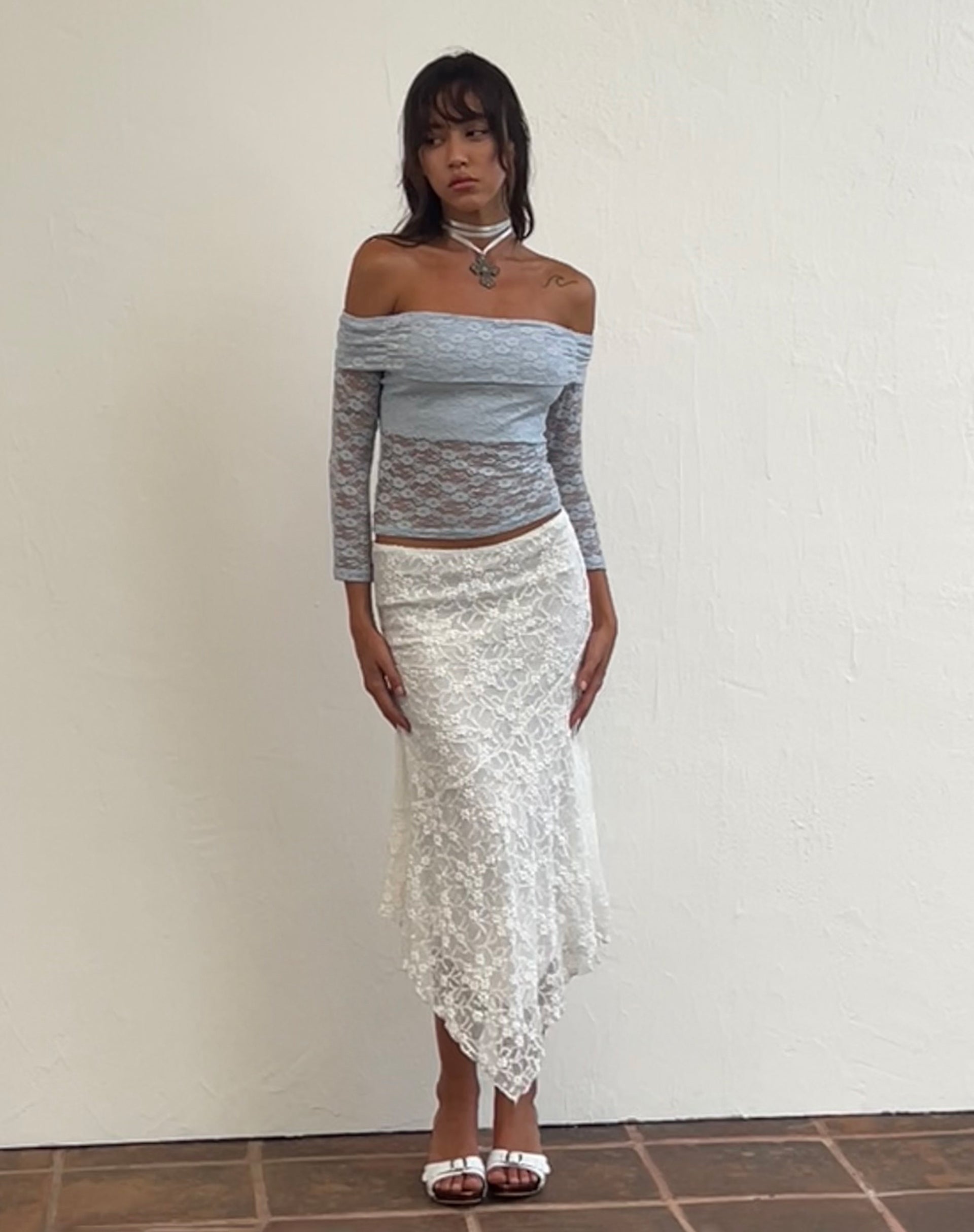 Immagine di Nixie Top Bardot a maniche lunghe in pizzo azzurro