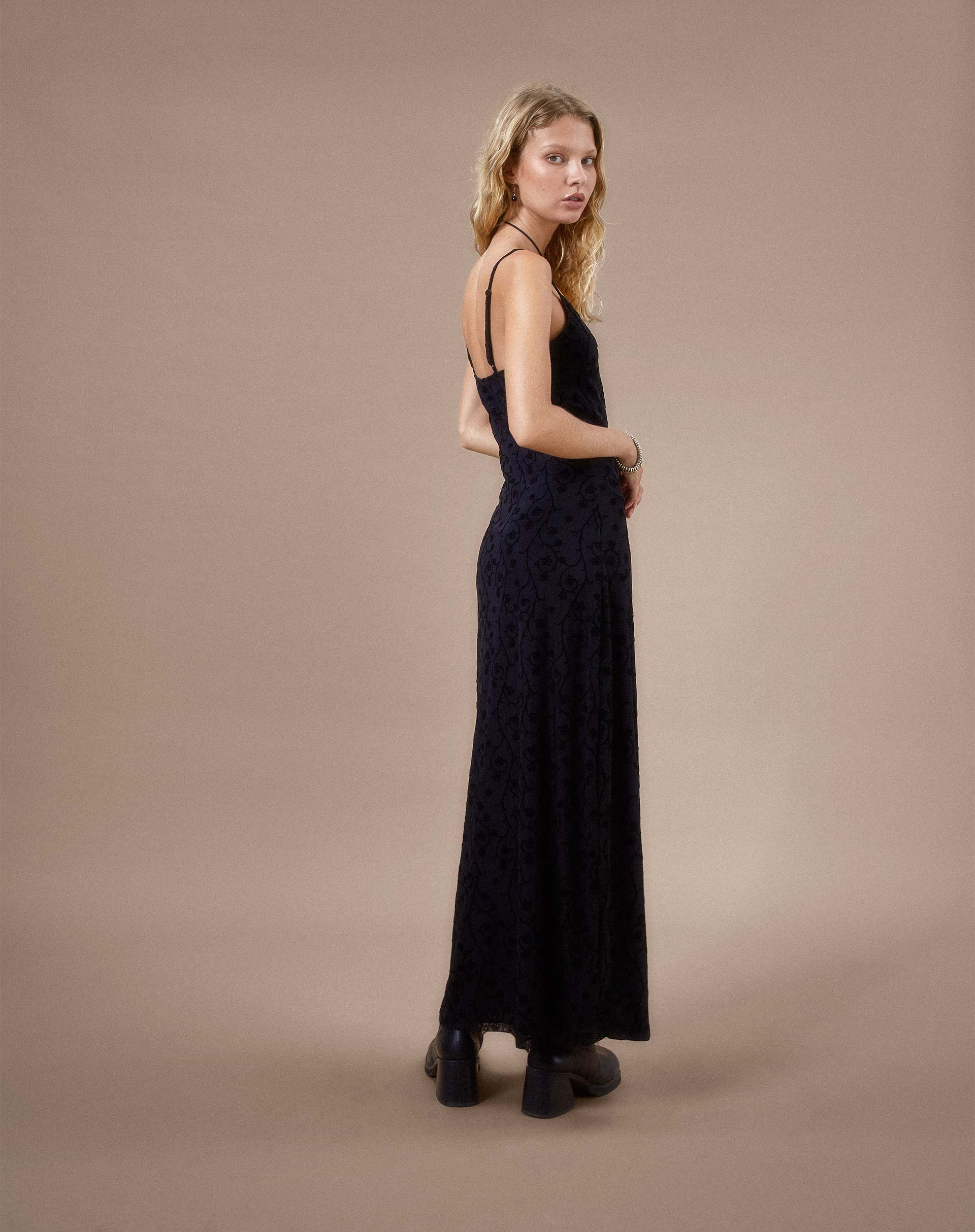 immagine di Nodu Maxi Dress in Dainty Floral Flock nero